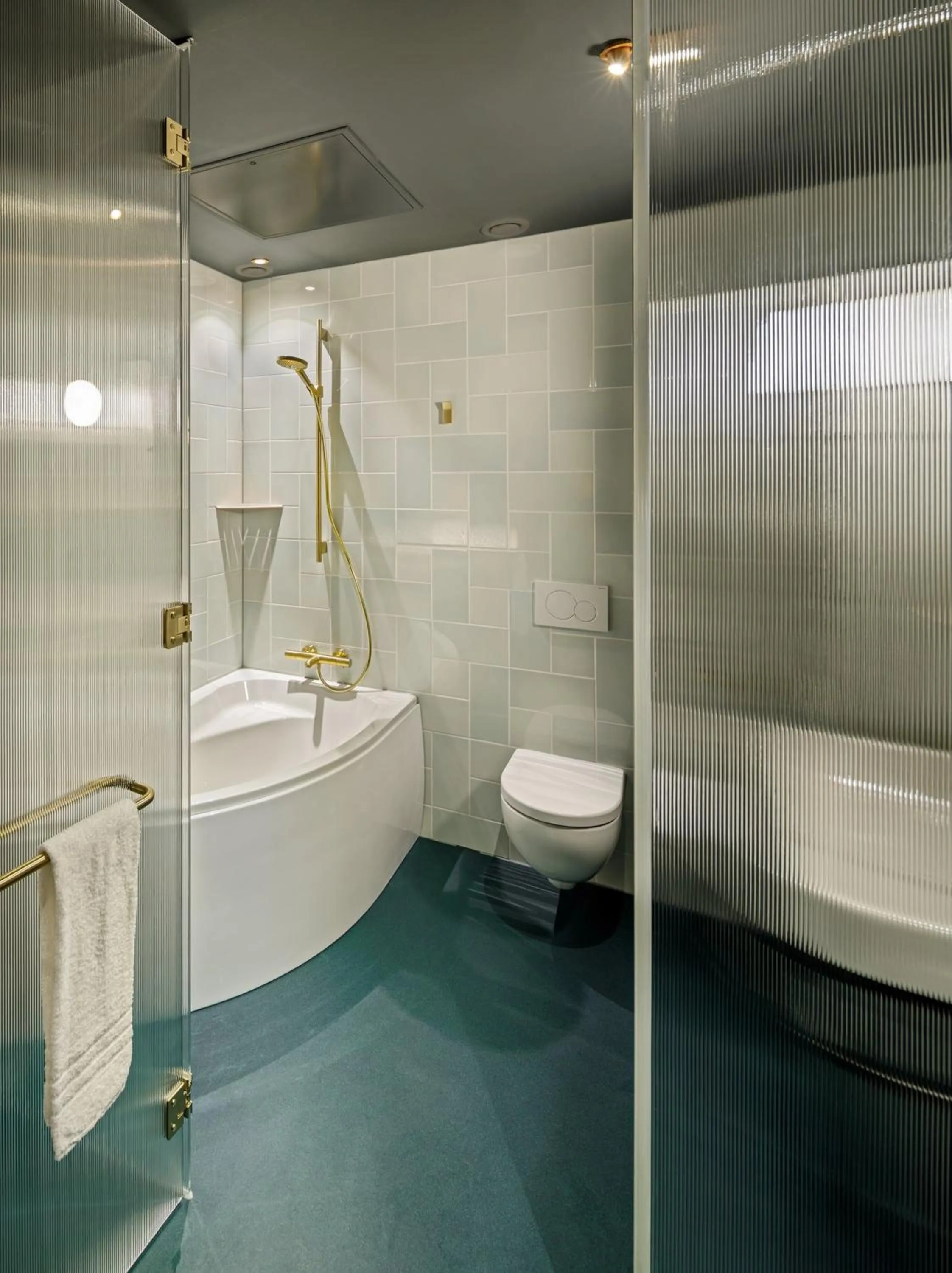 Bathroom in The Florian Amsterdam Schiphol Airport, WorldHotels Crafted