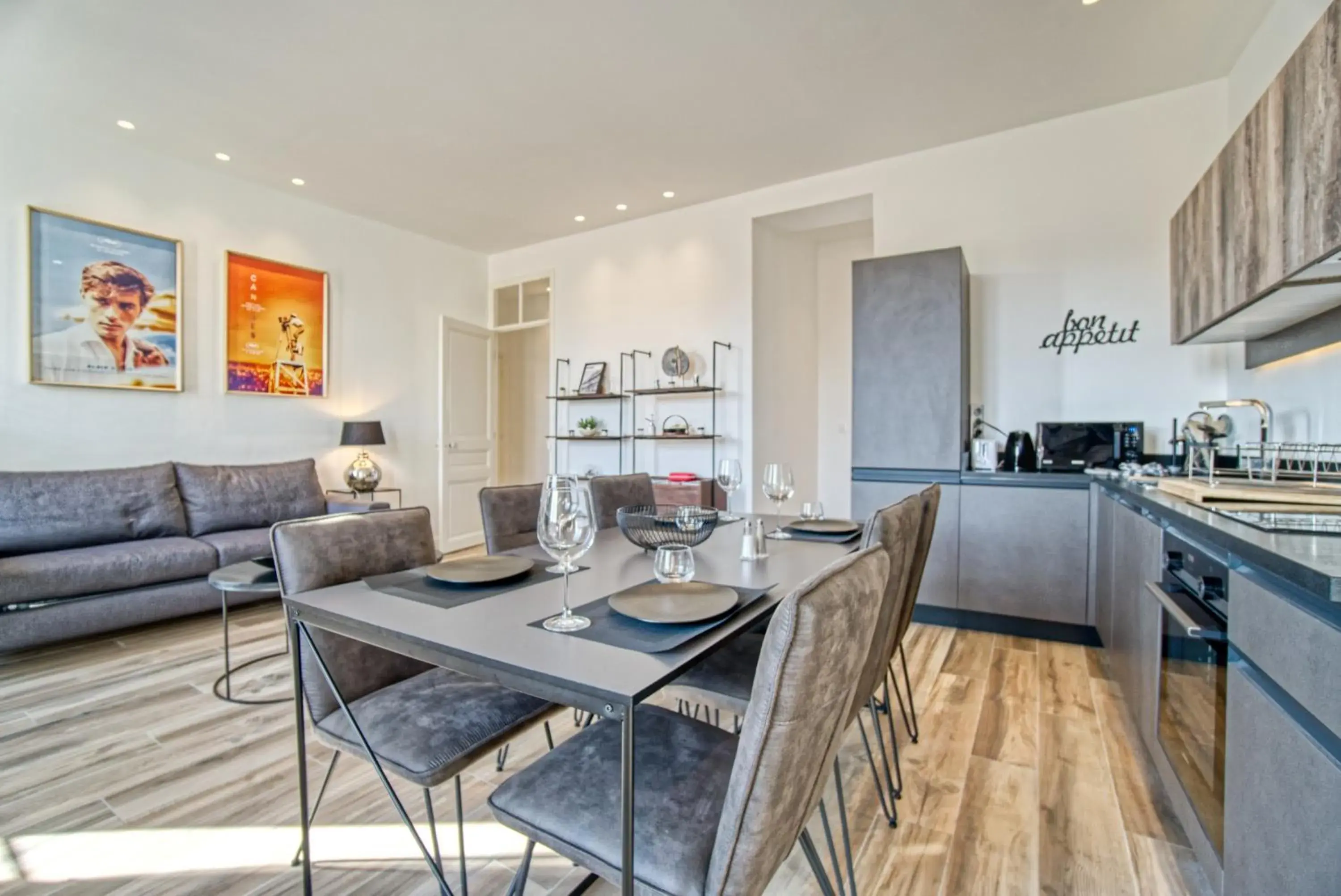 Superbe 3 pièces refait à neuf classé 4 étoiles avec ascenseur et balcon à pied de la plage et du palais des festivals Superbe 3 pièces refait à neuf classé 4 étoiles avec ascenseur et balcon à pied de la plage et du palais des festivals