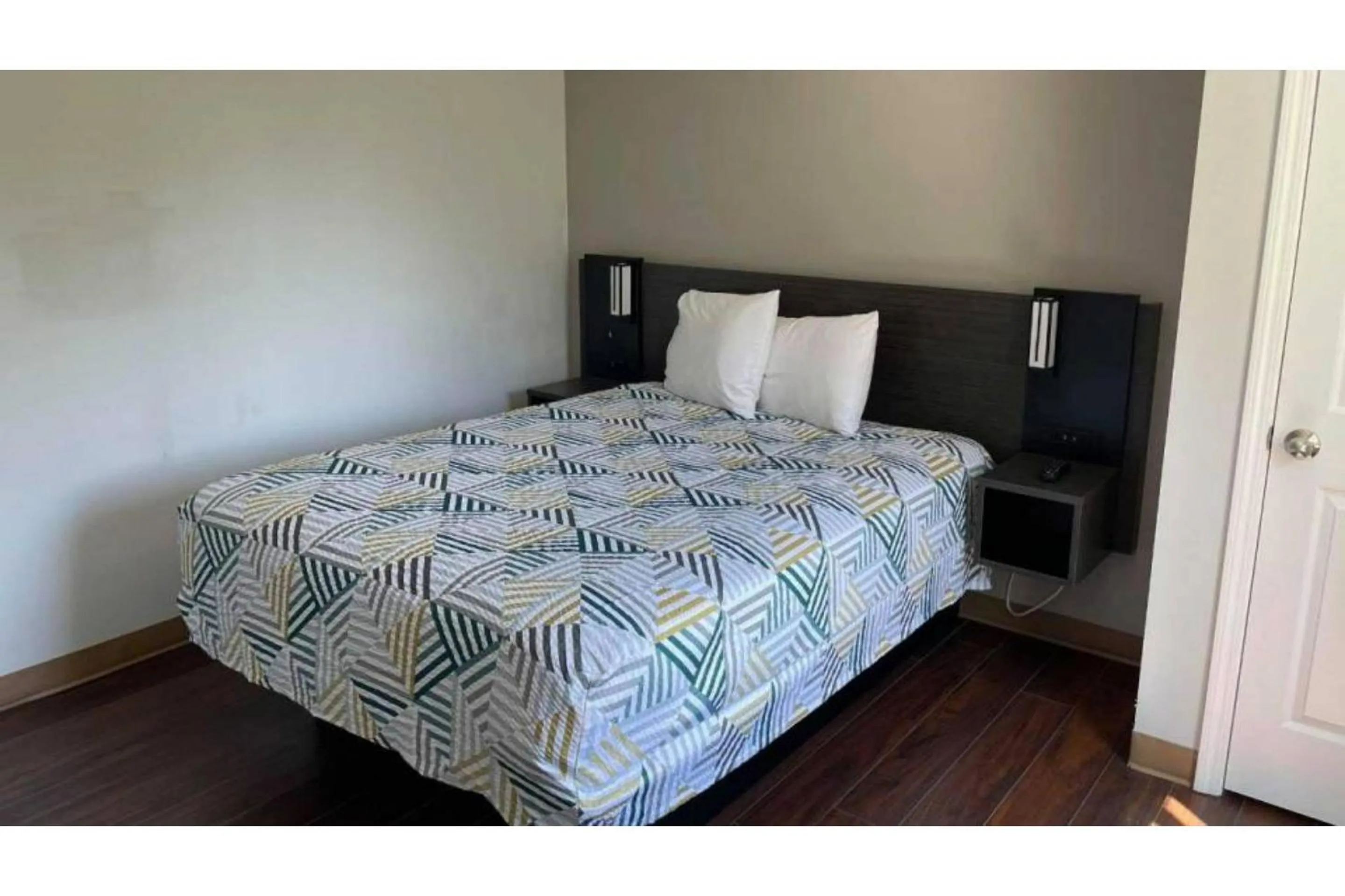 Bedroom, Bed in Studio 6 Peoria IL