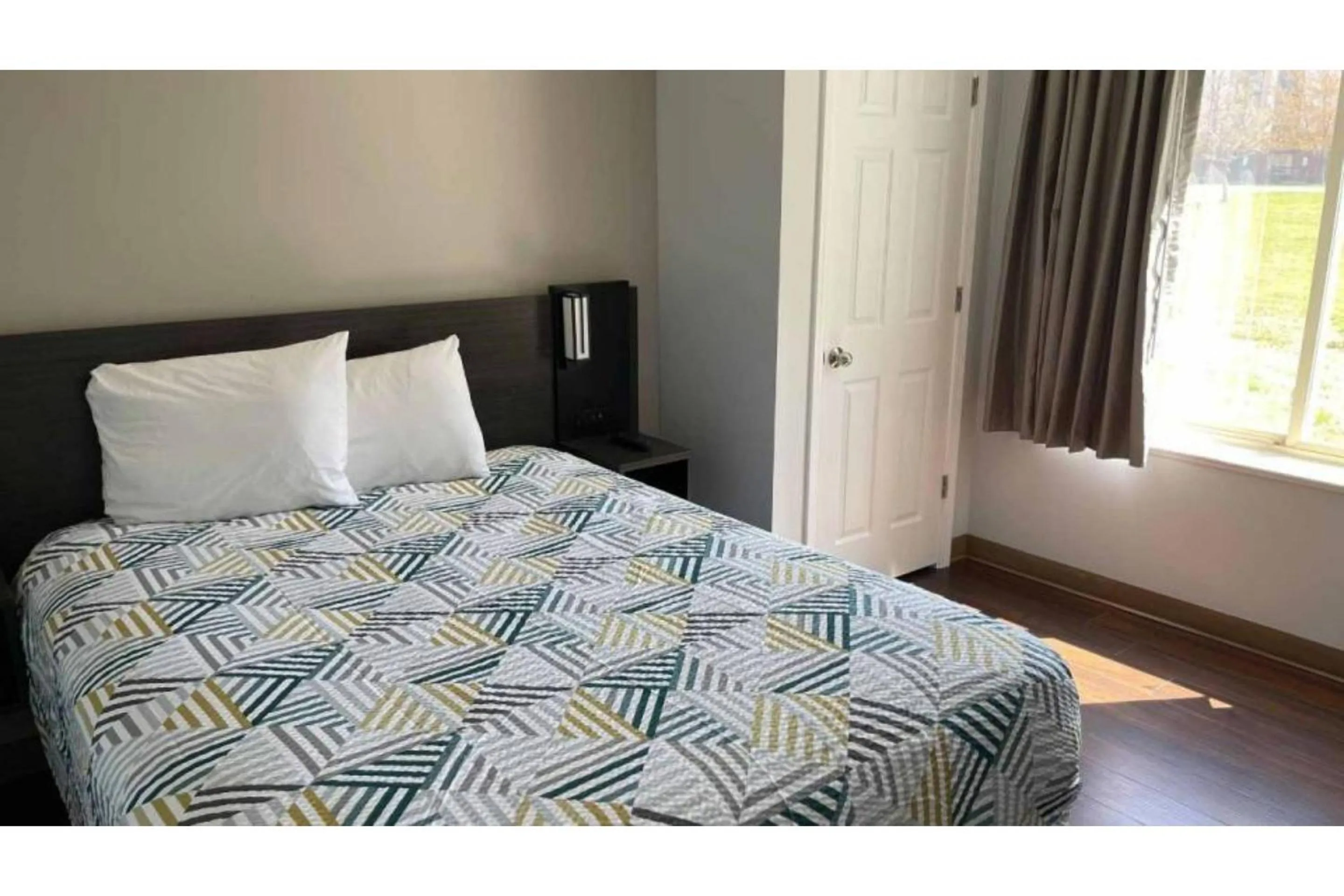 Bedroom, Bed in Studio 6 Peoria IL