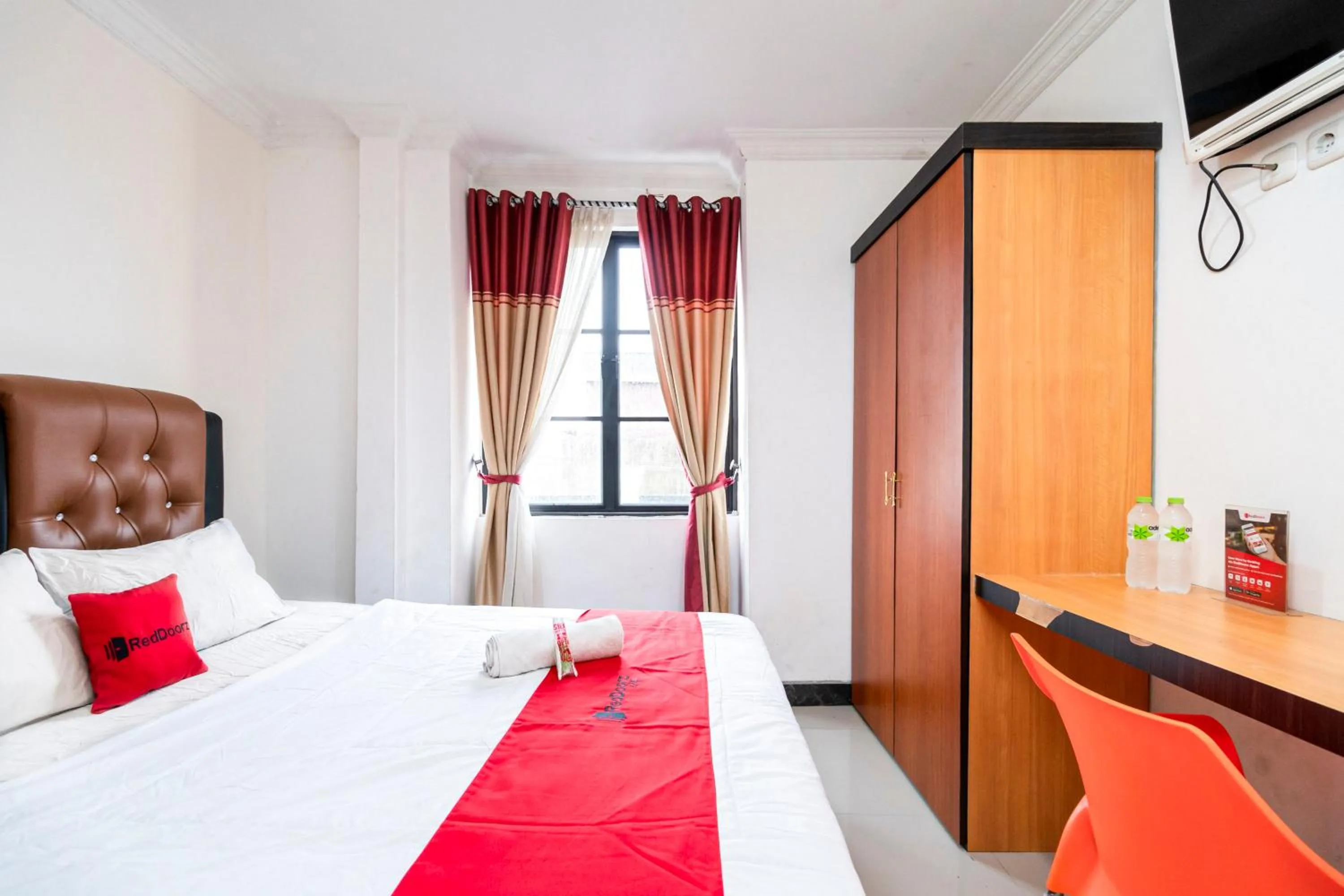 Bedroom, Bed in RedDoorz near RSIA Andini Pekanbaru