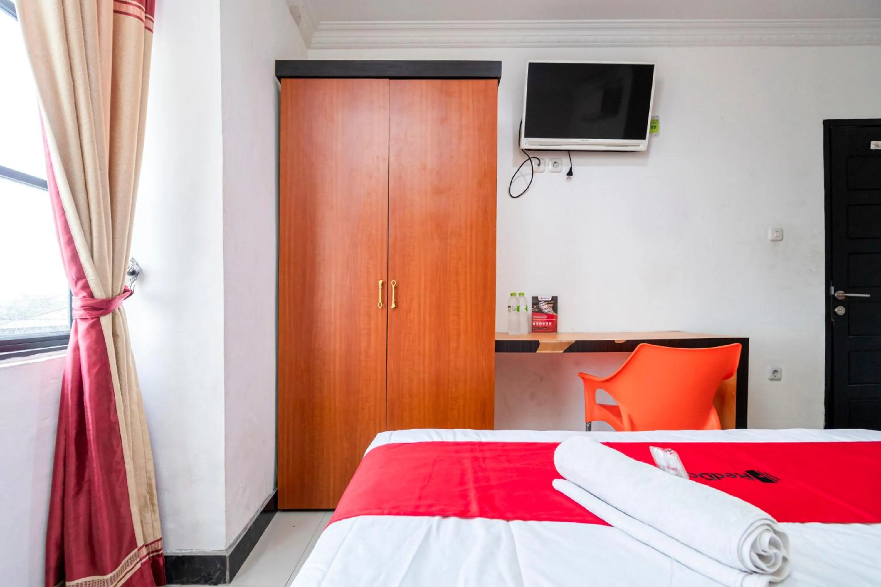 Bedroom, Bed in RedDoorz near RSIA Andini Pekanbaru