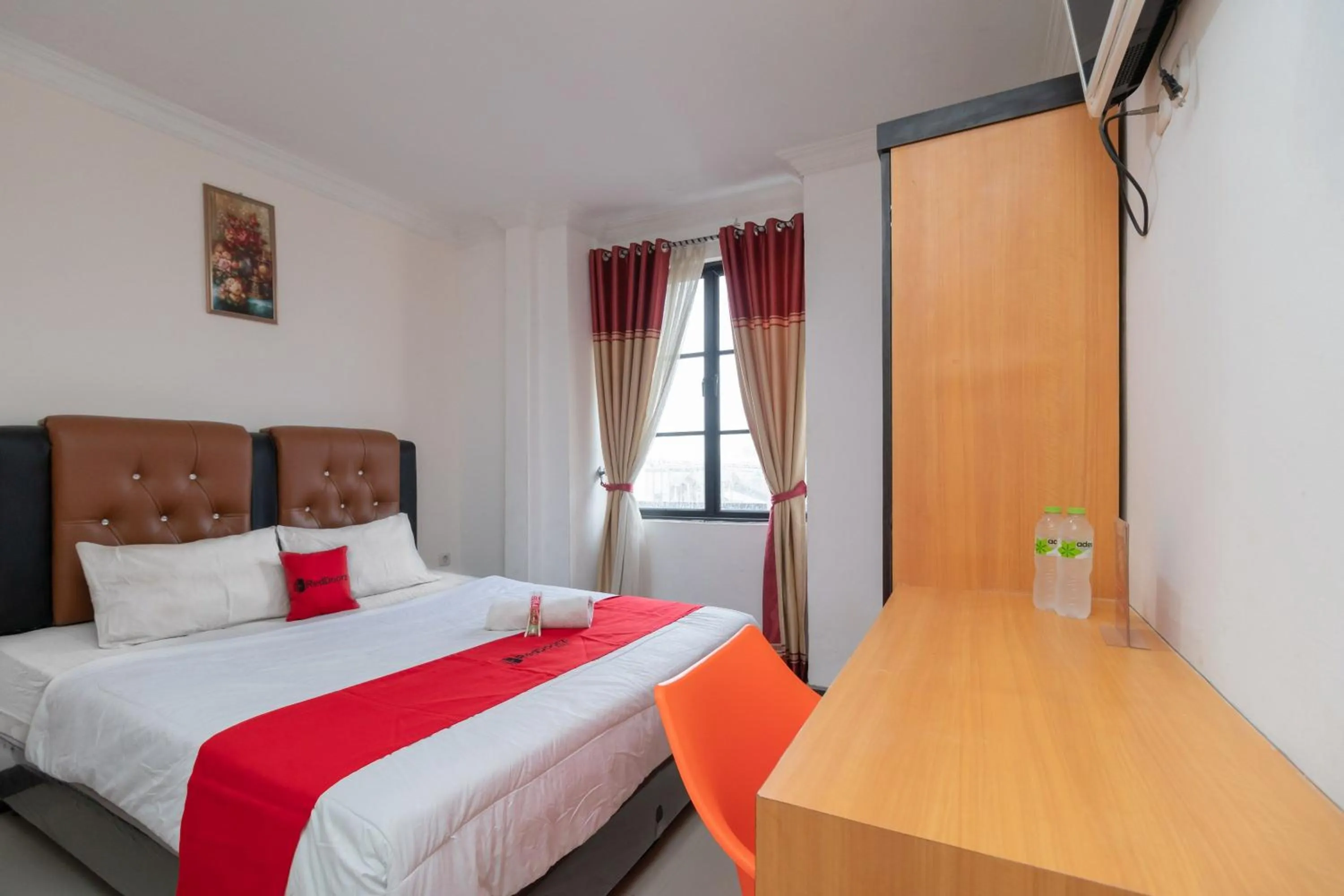 Bedroom, Bed in RedDoorz near RSIA Andini Pekanbaru