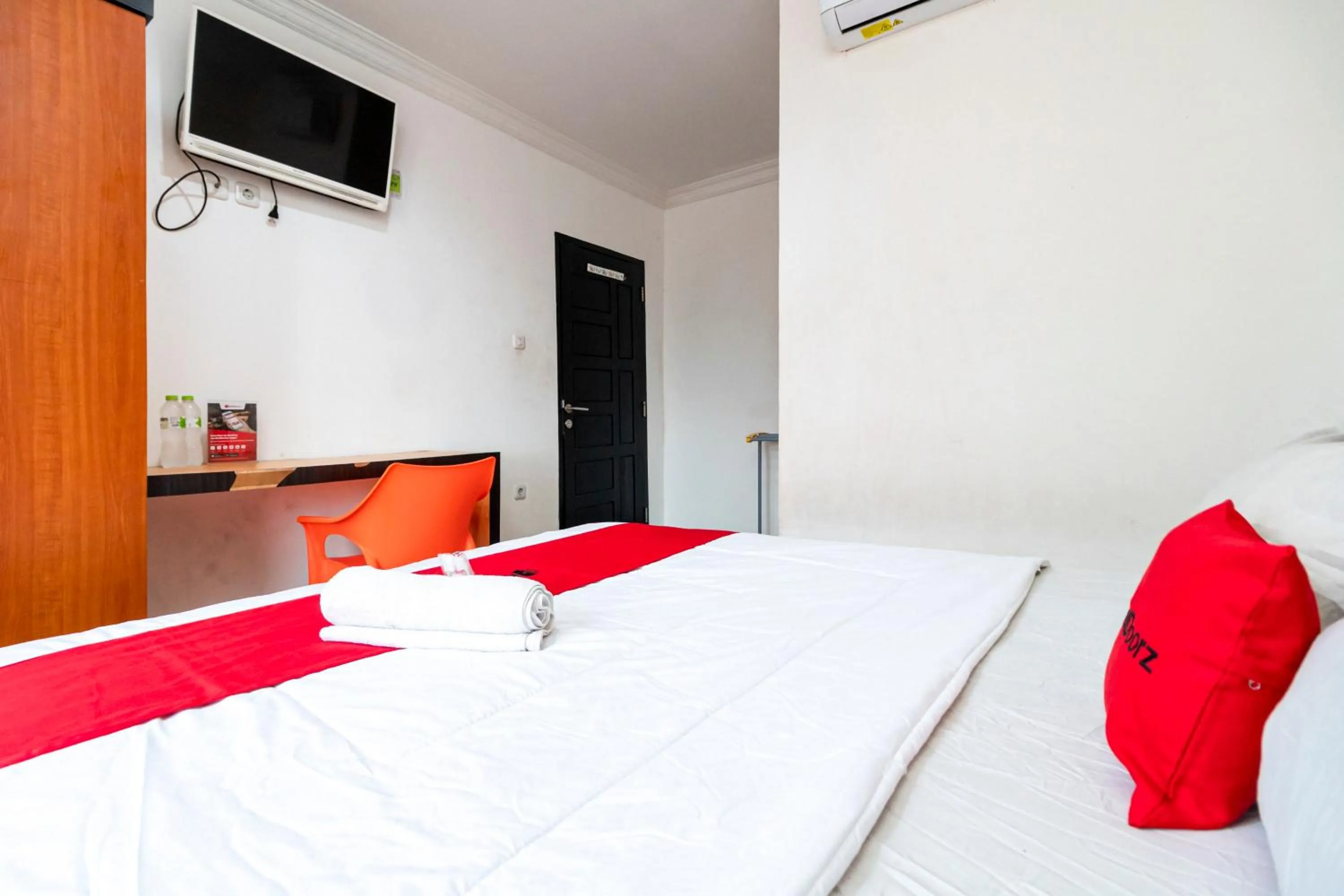 Bedroom, Bed in RedDoorz near RSIA Andini Pekanbaru