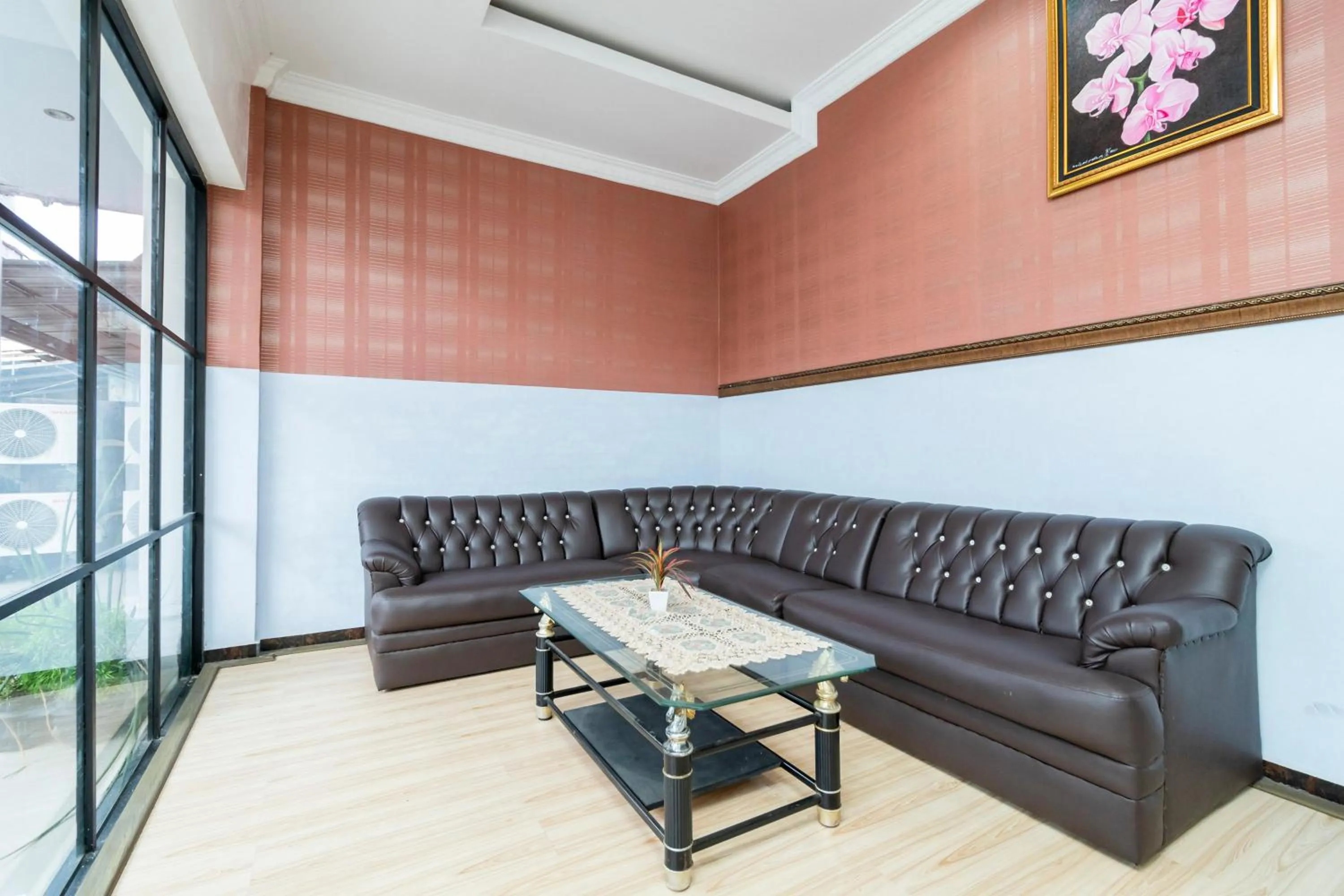 Seating area in RedDoorz near RSIA Andini Pekanbaru