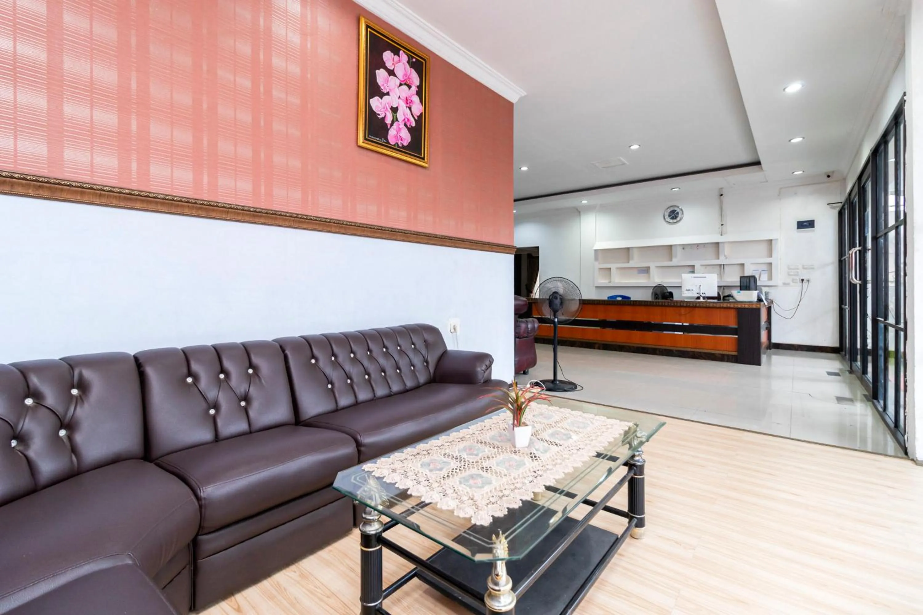 Seating area in RedDoorz near RSIA Andini Pekanbaru