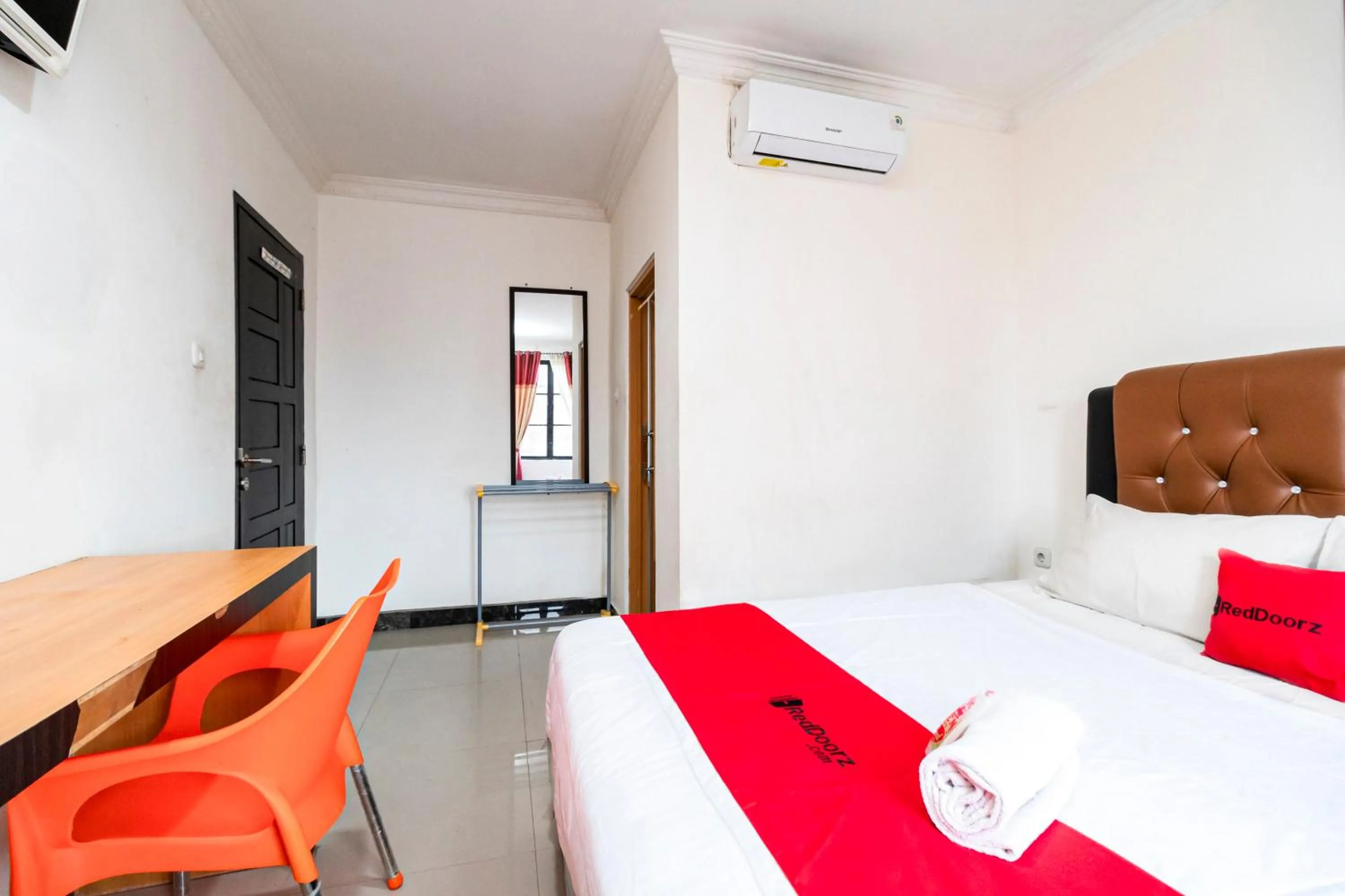 Bedroom, Bed in RedDoorz near RSIA Andini Pekanbaru