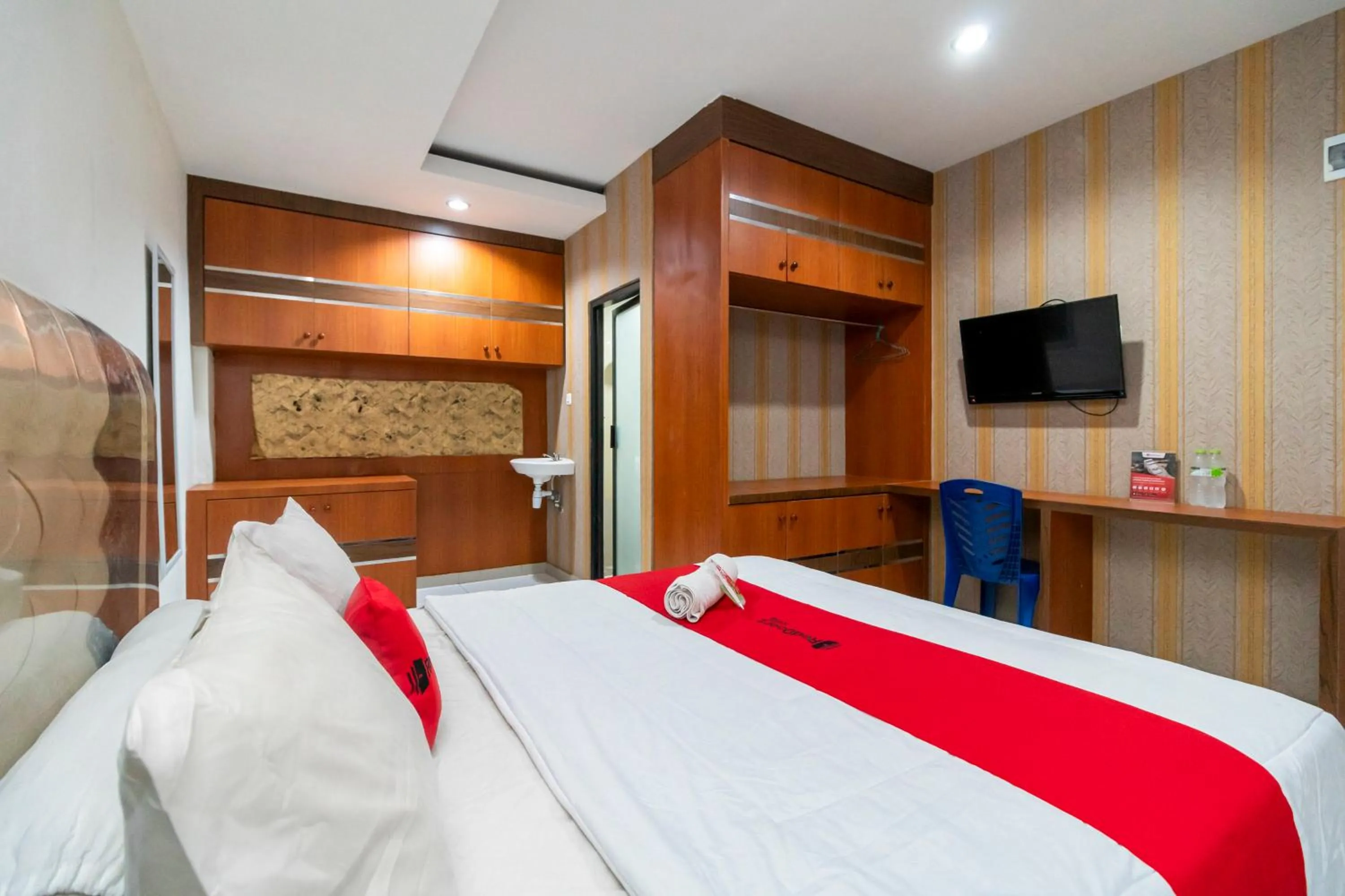 Bedroom, Bed in RedDoorz near RSIA Andini Pekanbaru
