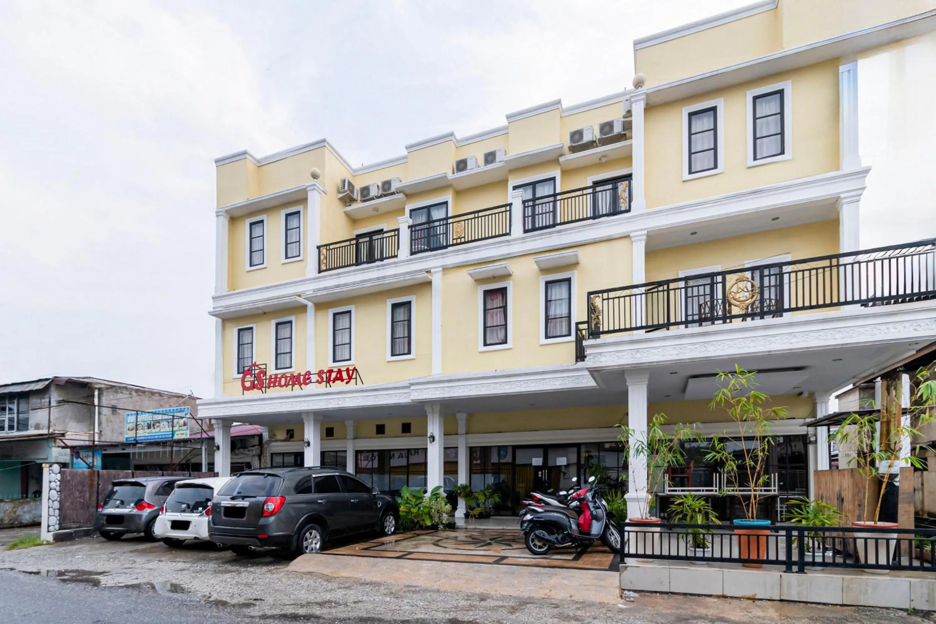 Facade/entrance in RedDoorz near RSIA Andini Pekanbaru