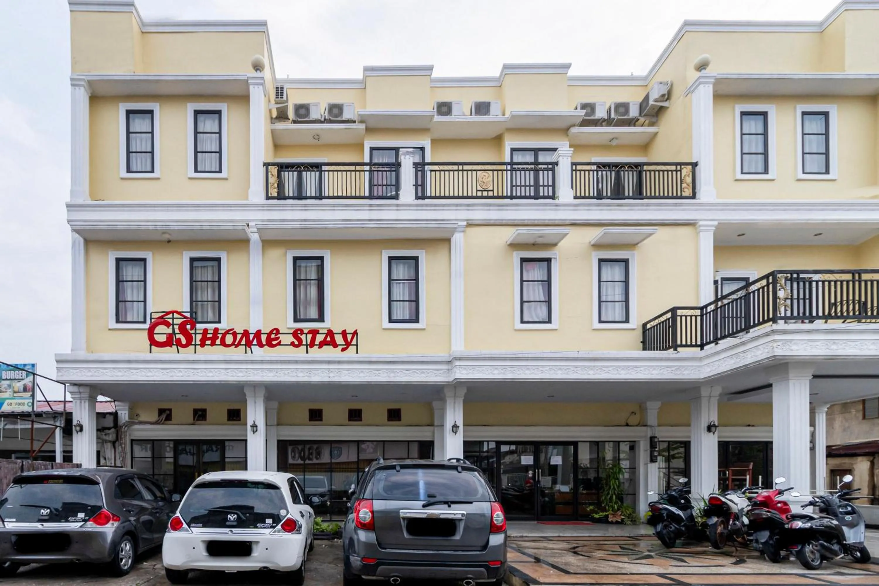 Facade/entrance in RedDoorz near RSIA Andini Pekanbaru