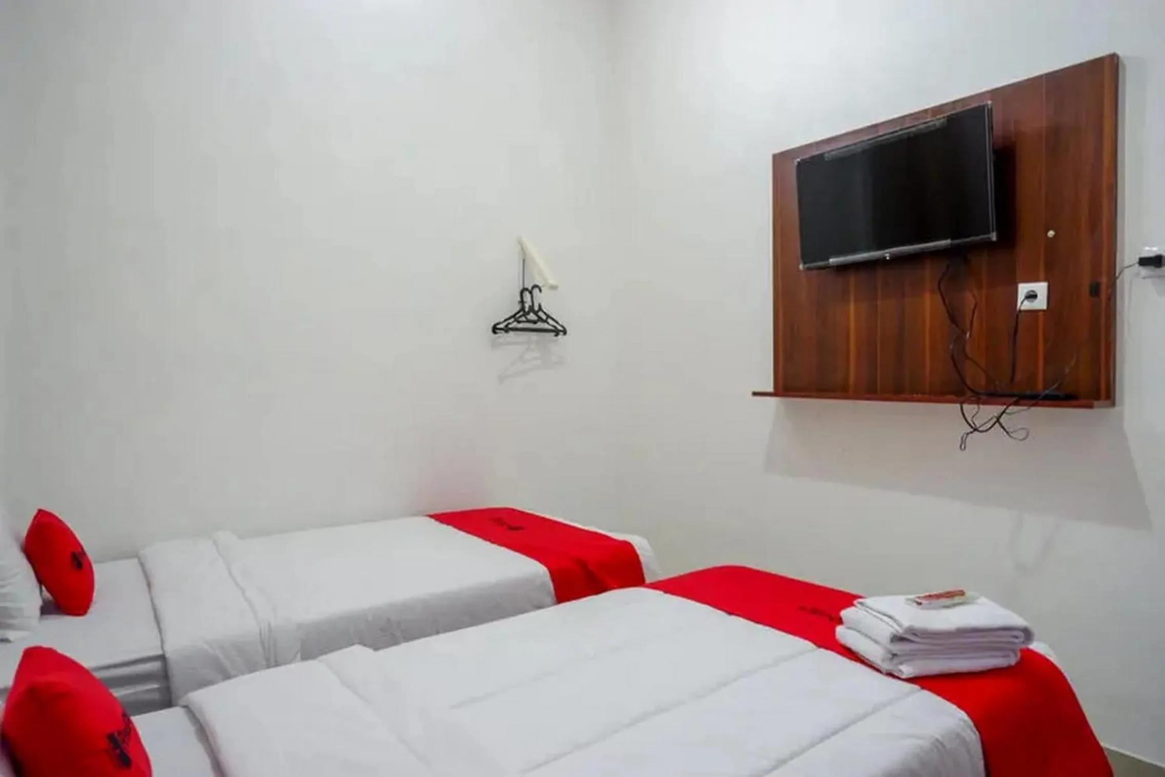 Bedroom, Bed in RedDoorz near Stasiun Purwosari