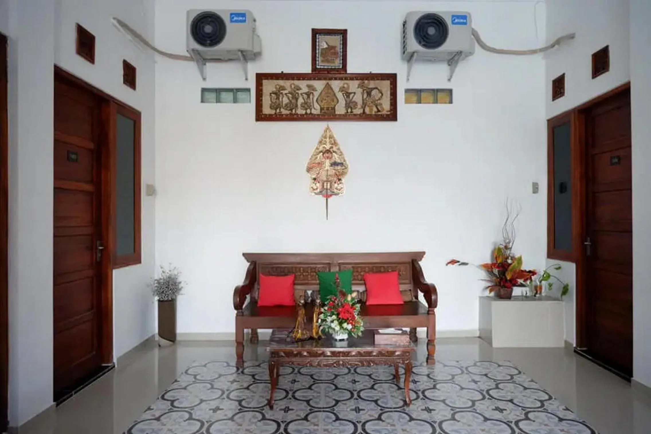 Seating area in RedDoorz near Stasiun Purwosari