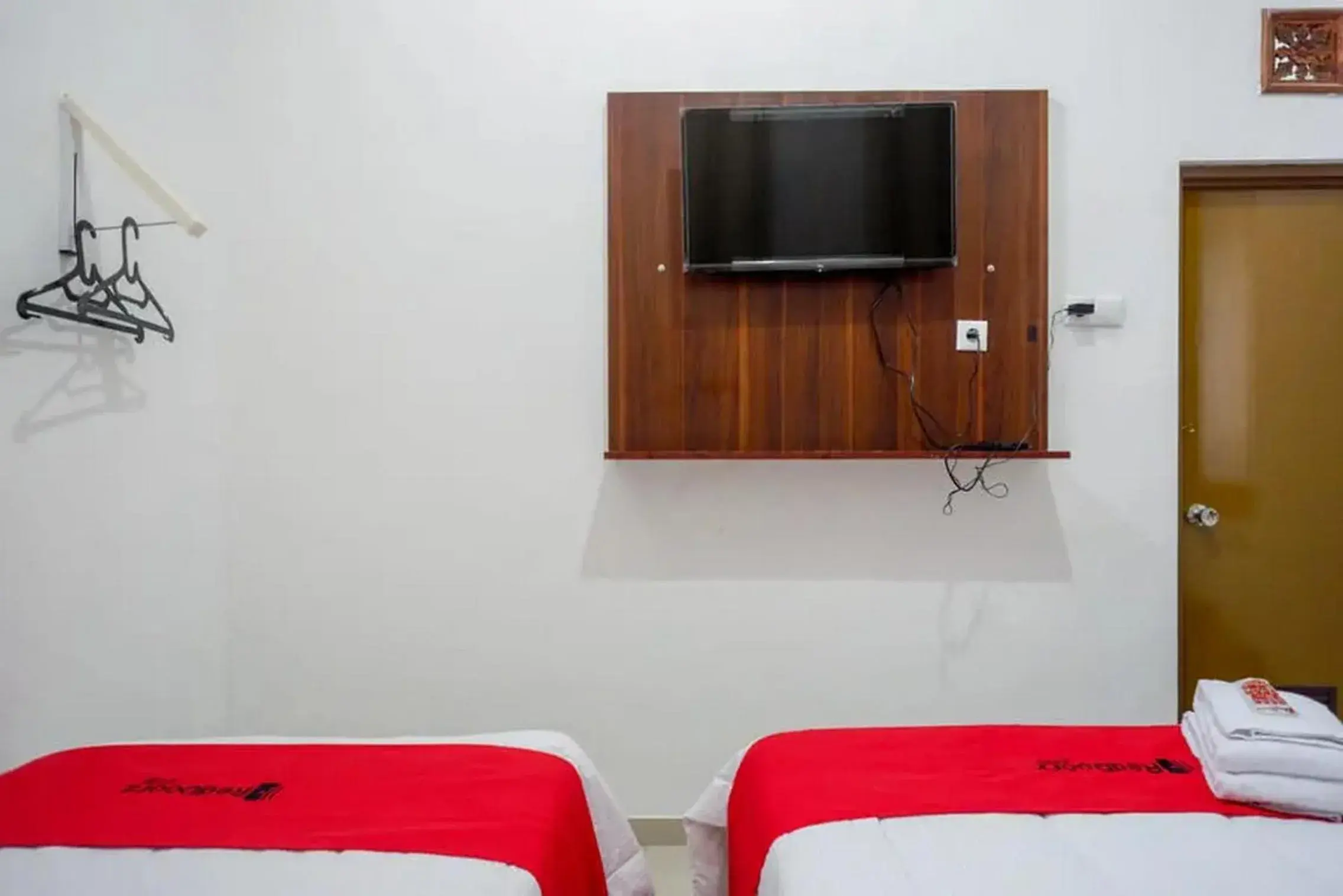 Deluxe Twin Room in RedDoorz near Stasiun Purwosari Deluxe Twin Room in RedDoorz near Stasiun Purwosari