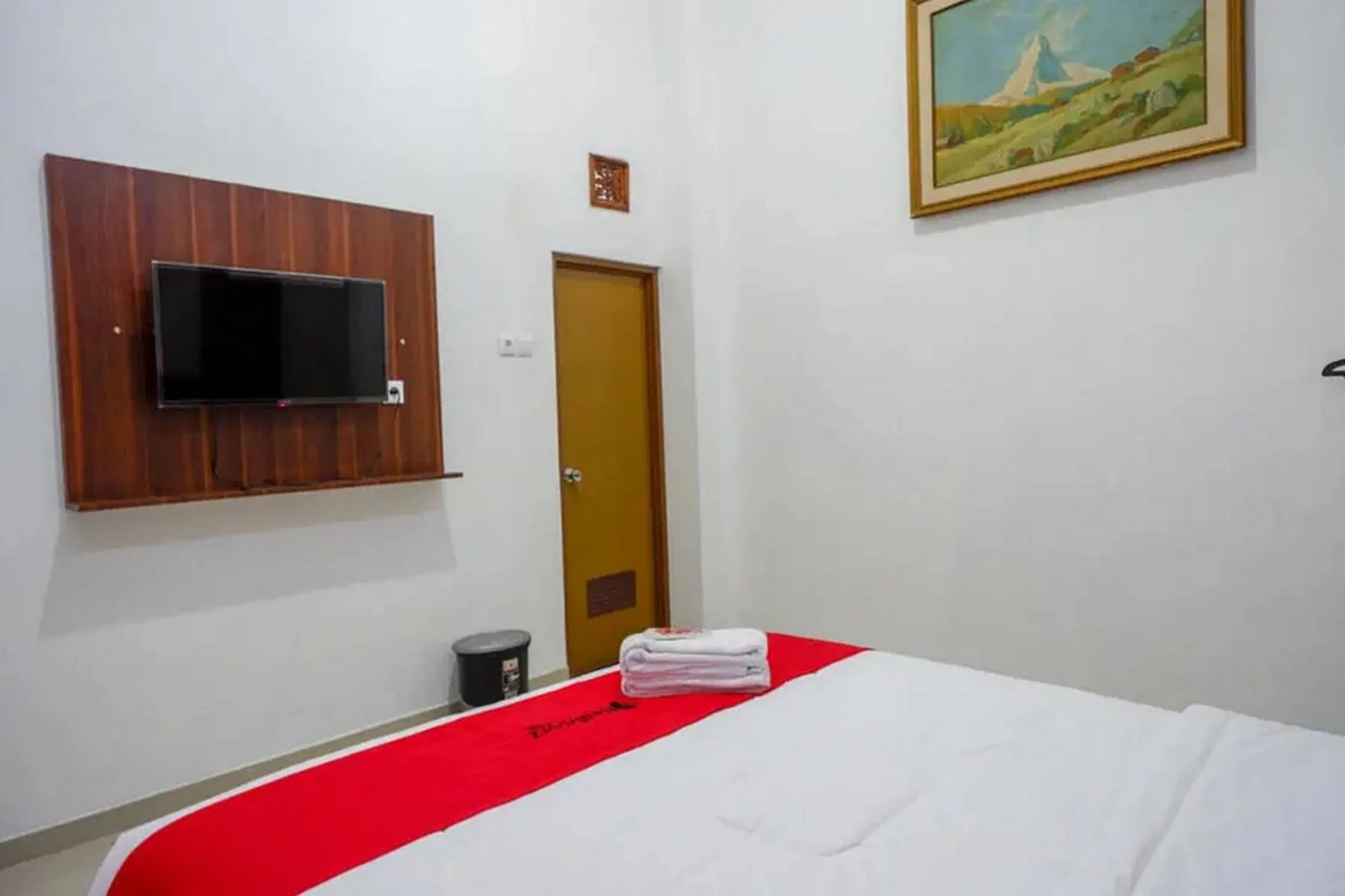 Bedroom, Bed in RedDoorz near Stasiun Purwosari