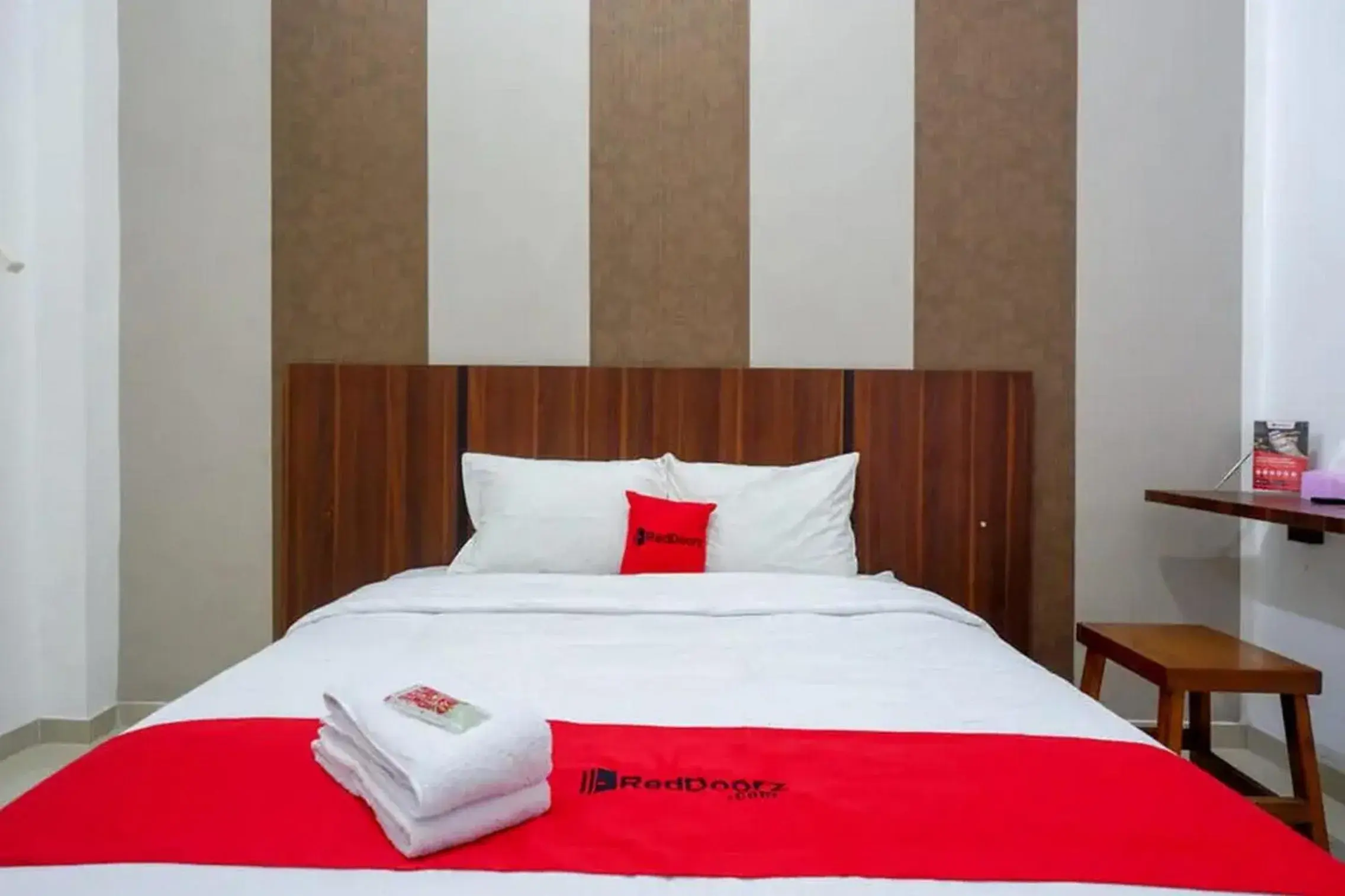 Deluxe Double Room in RedDoorz near Stasiun Purwosari Deluxe Double Room in RedDoorz near Stasiun Purwosari