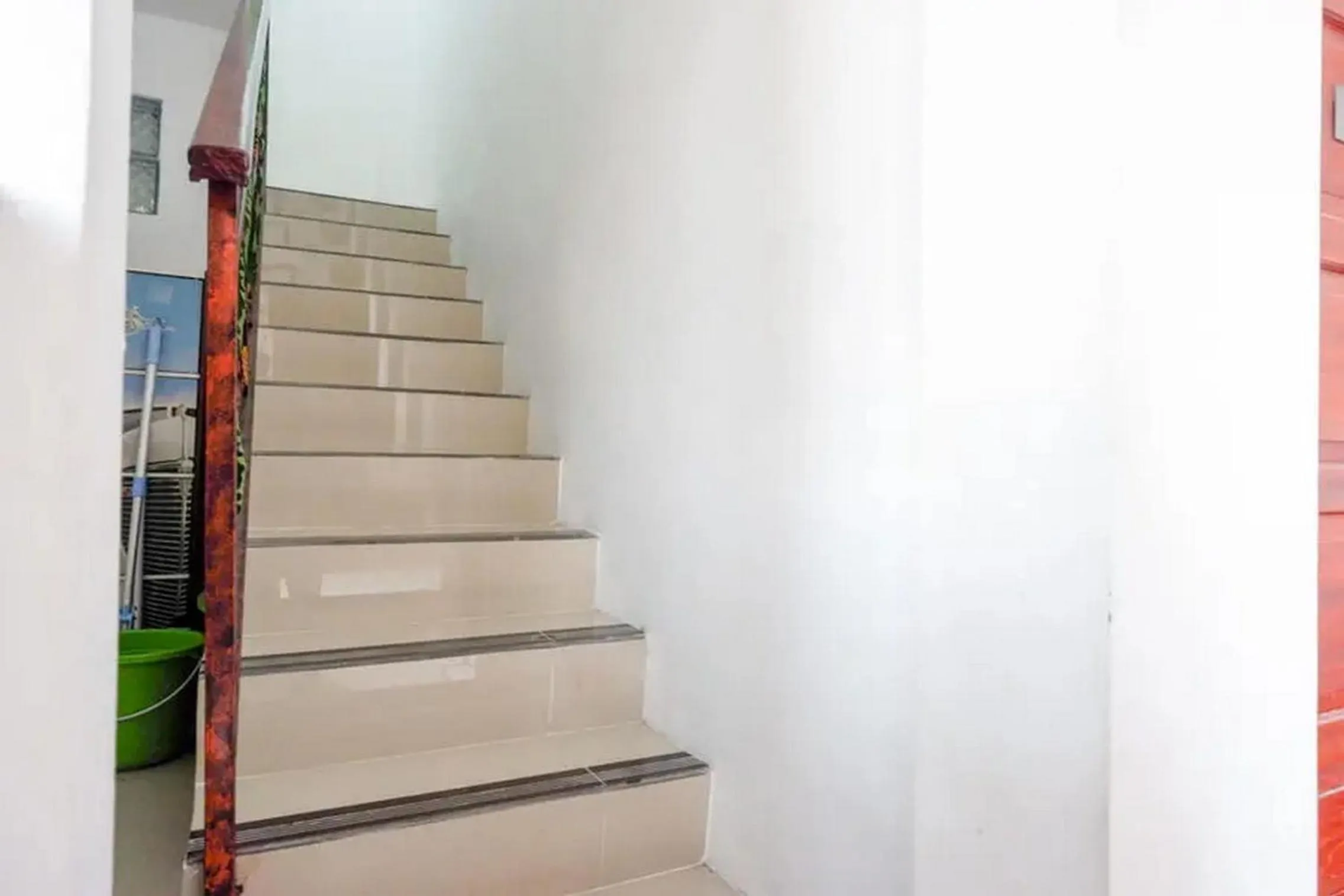 Property building in RedDoorz near Stasiun Purwosari