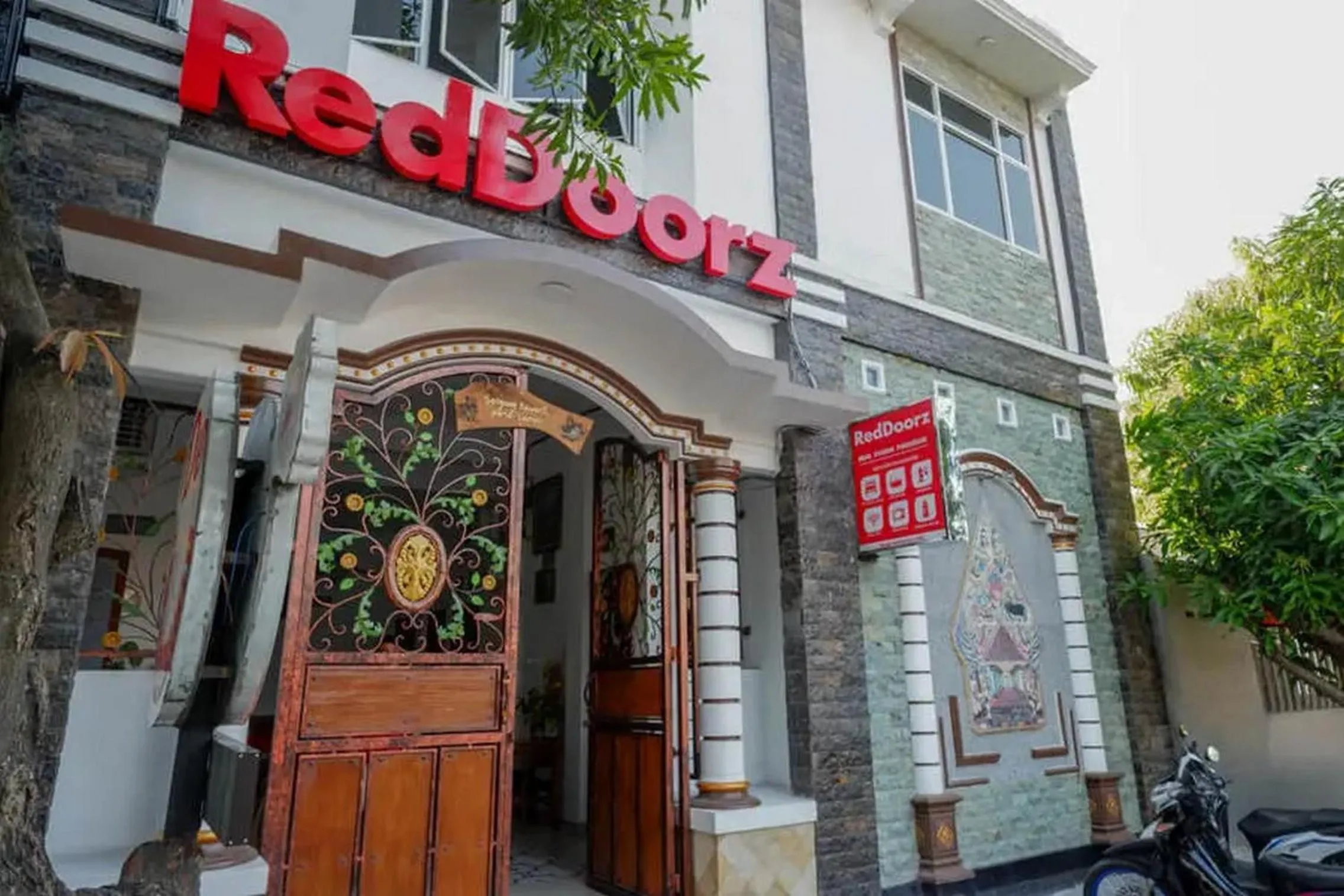Property building in RedDoorz near Stasiun Purwosari