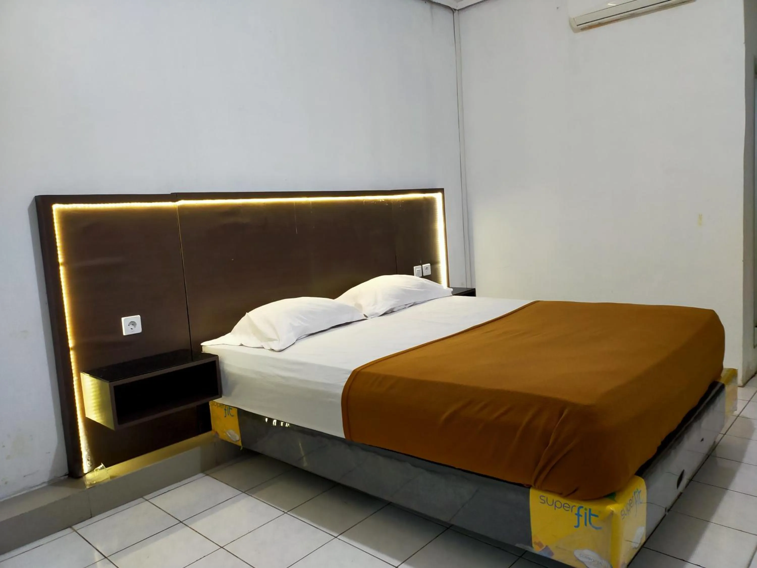 Bedroom, Bed in Hotel Nirwana Ternate RedPartner