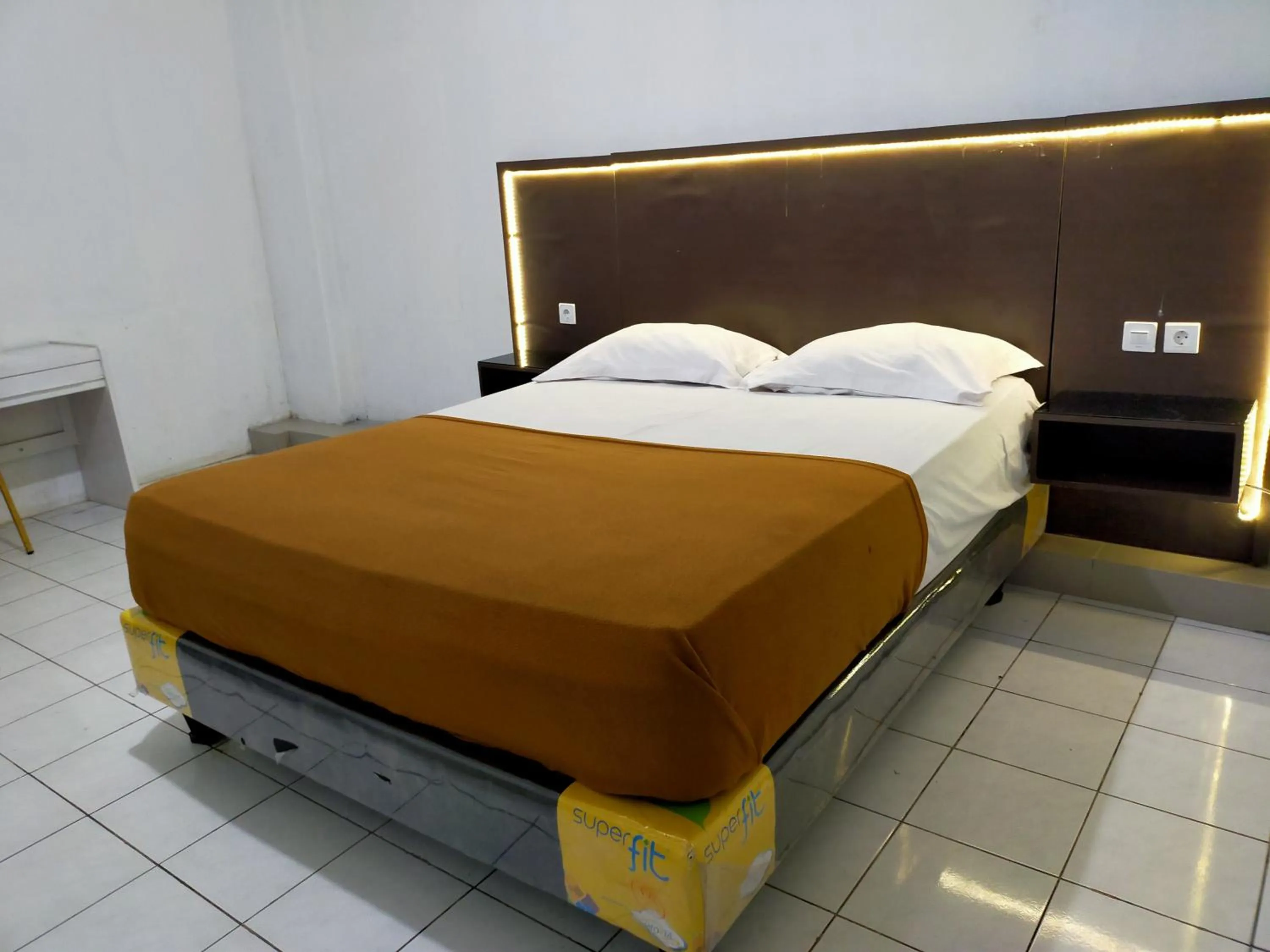 Bedroom, Bed in Hotel Nirwana Ternate RedPartner