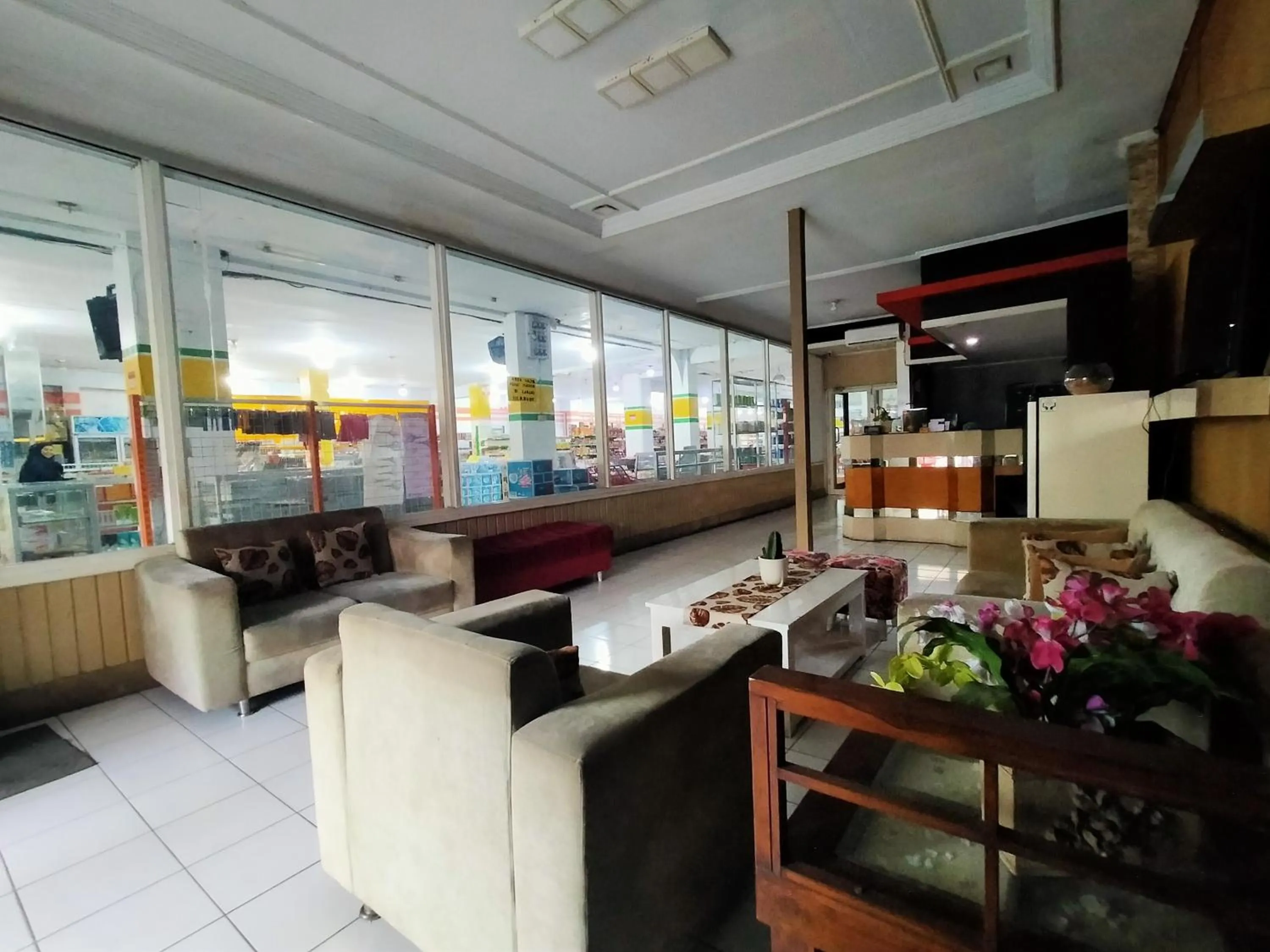 Seating area in Hotel Nirwana Ternate RedPartner