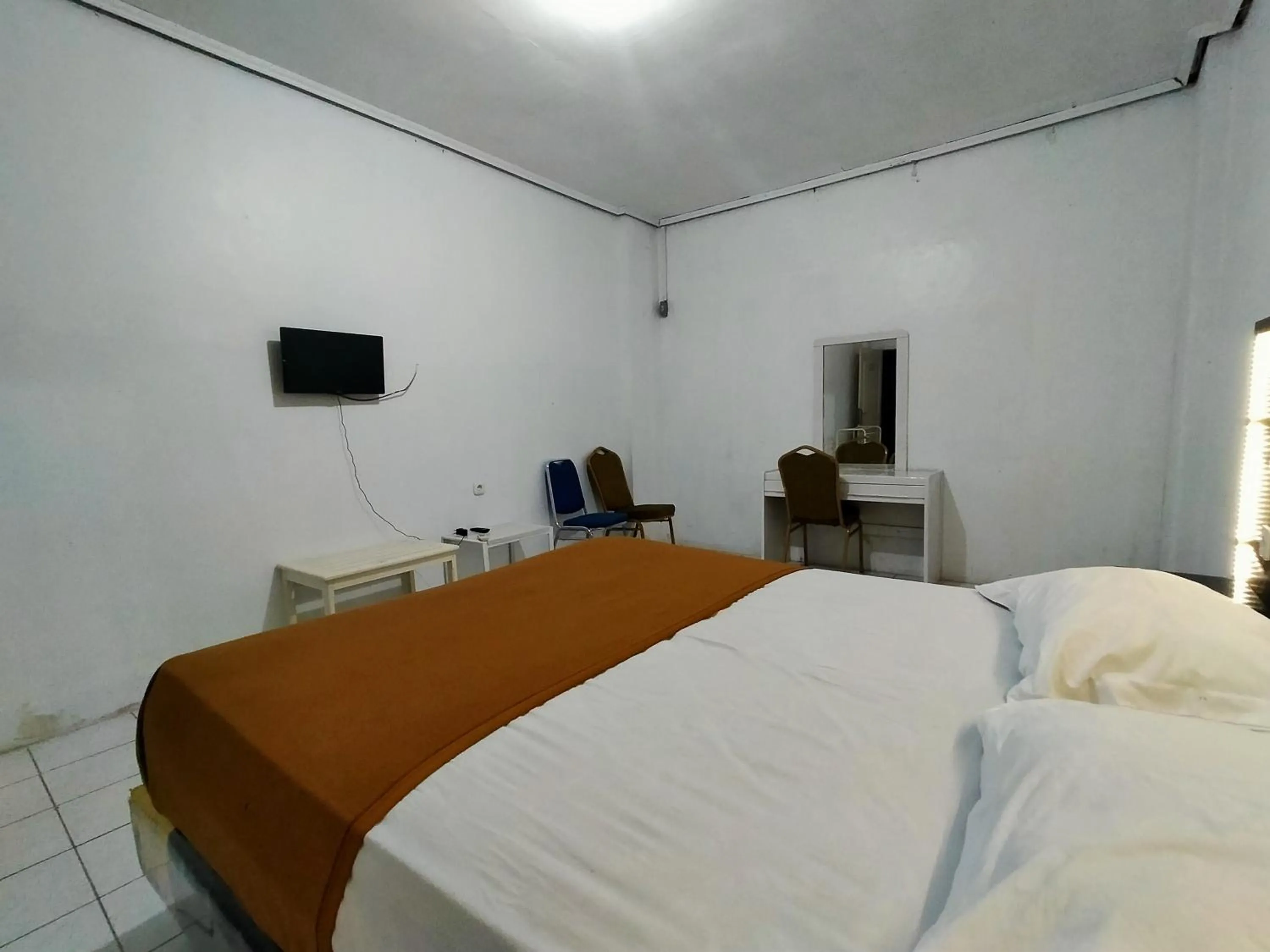 Bedroom, Bed in Hotel Nirwana Ternate RedPartner