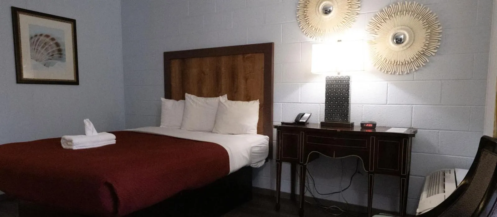 Bedroom, Bed in Heart of Manteo