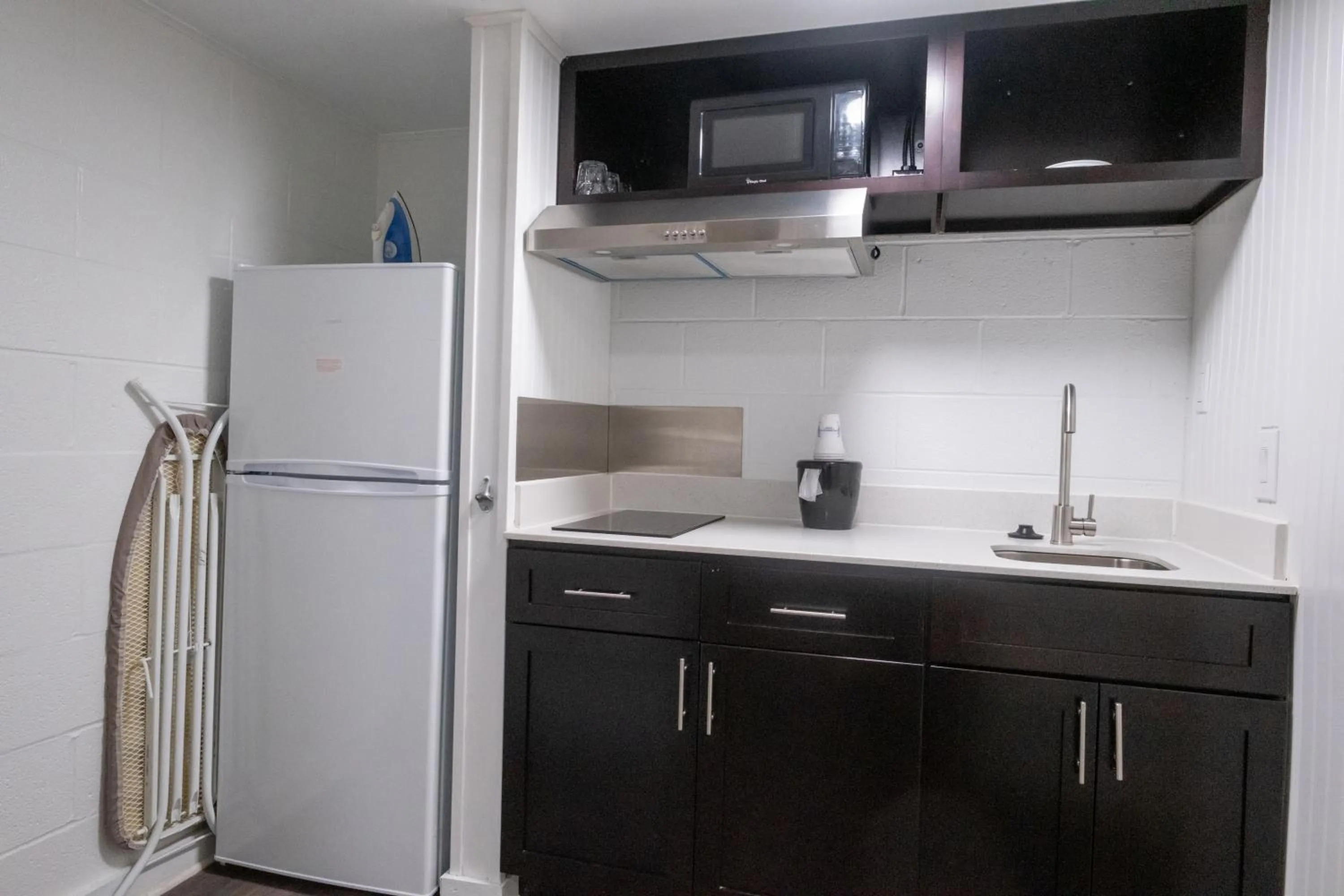 Kitchen or kitchenette in Heart of Manteo