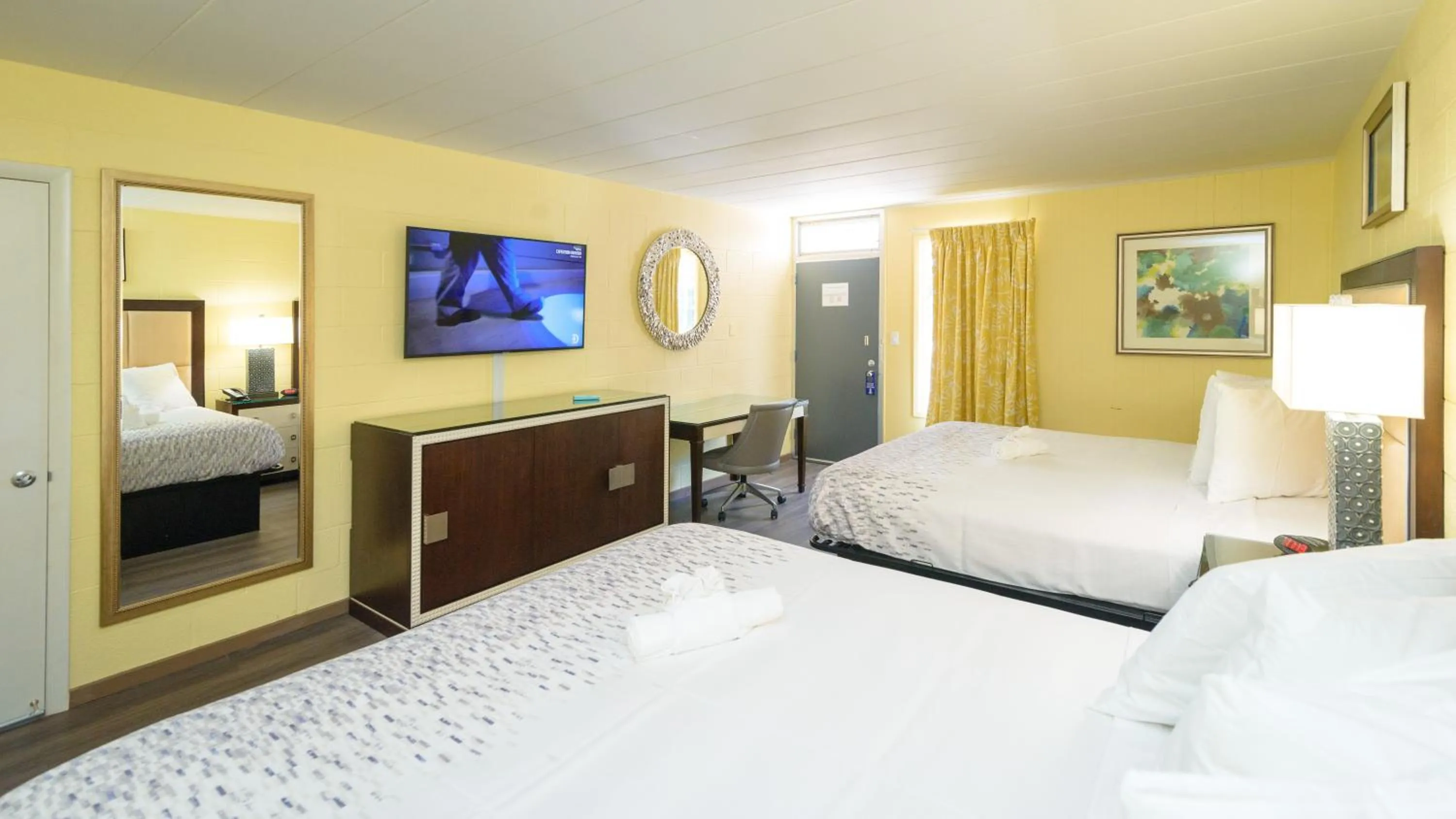 King Room with Two King Beds in Heart of Manteo