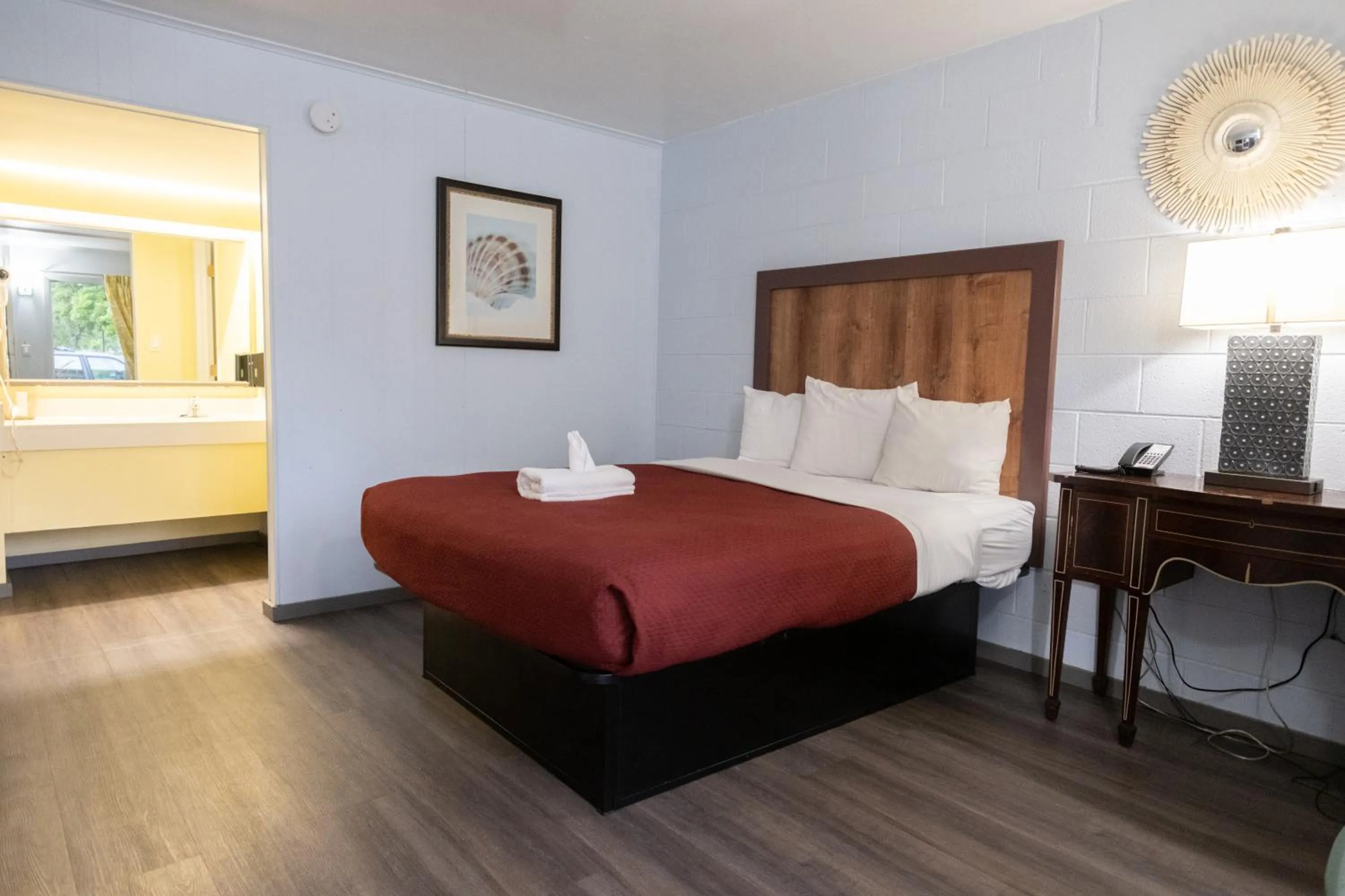 Bedroom, Bed in Heart of Manteo