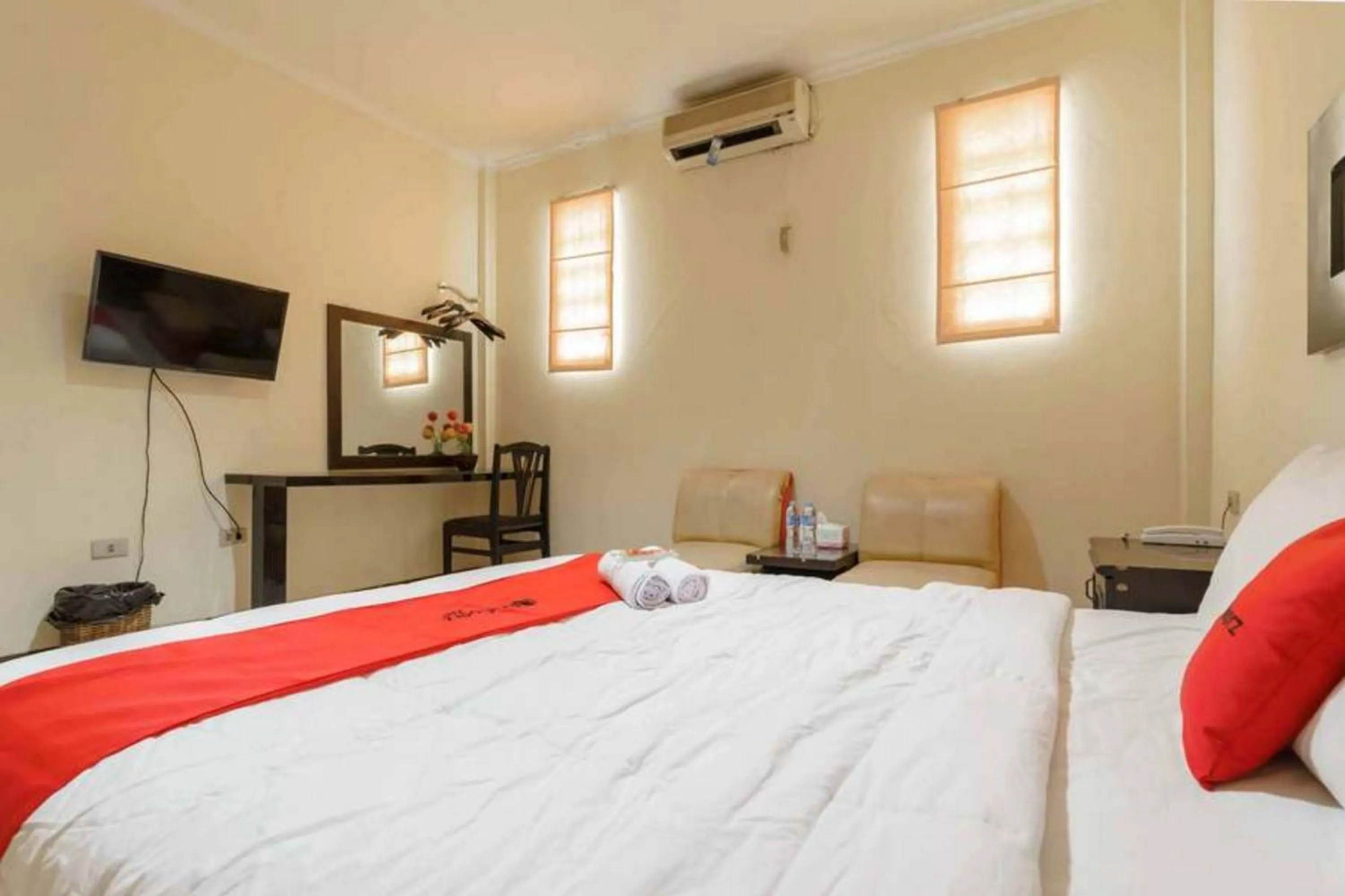 Bedroom, Bed in RedDoorz at Dwipa Wisata Hotel Lampung