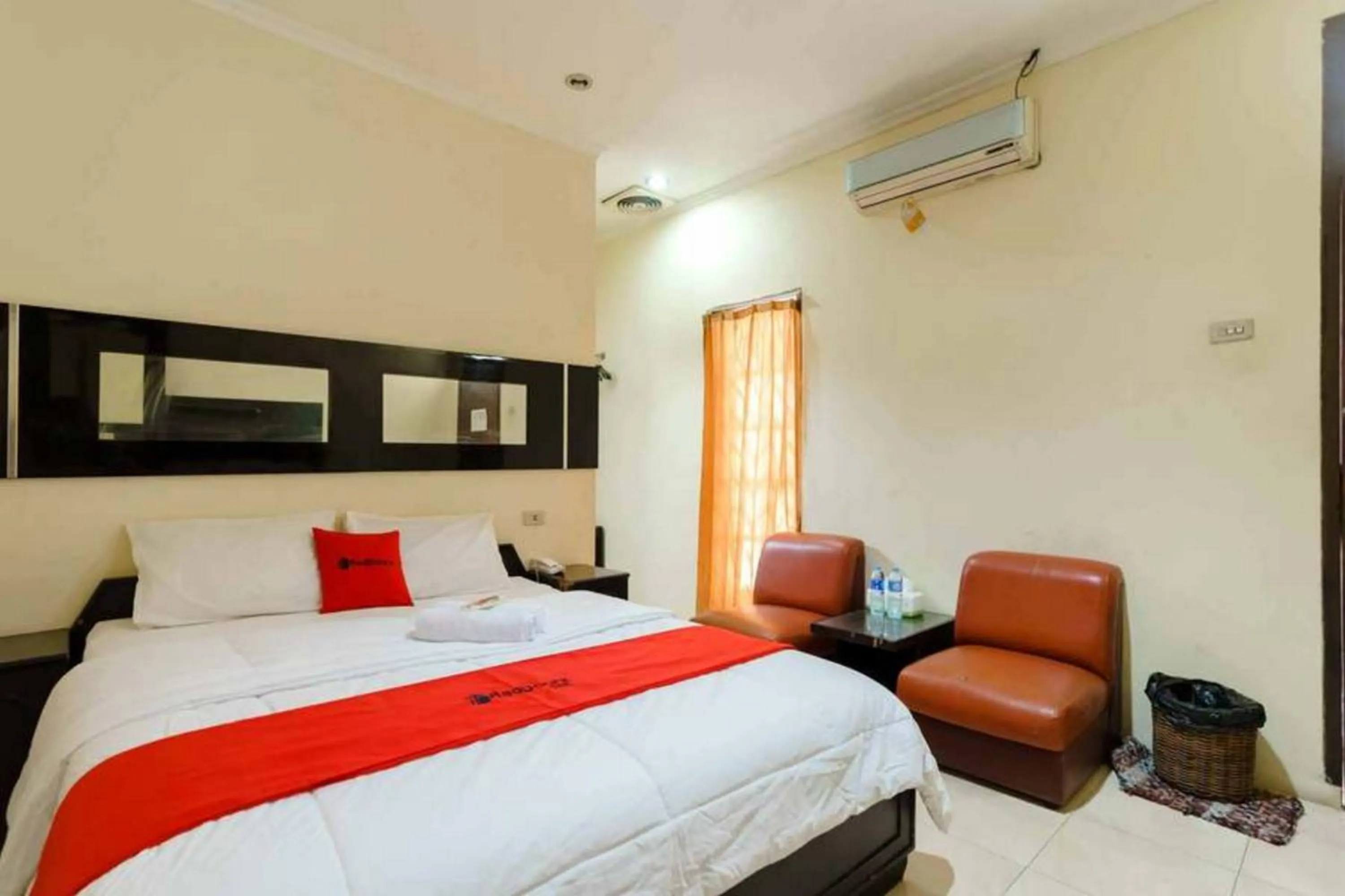 Photo of the whole room, Bed in RedDoorz at Dwipa Wisata Hotel Lampung