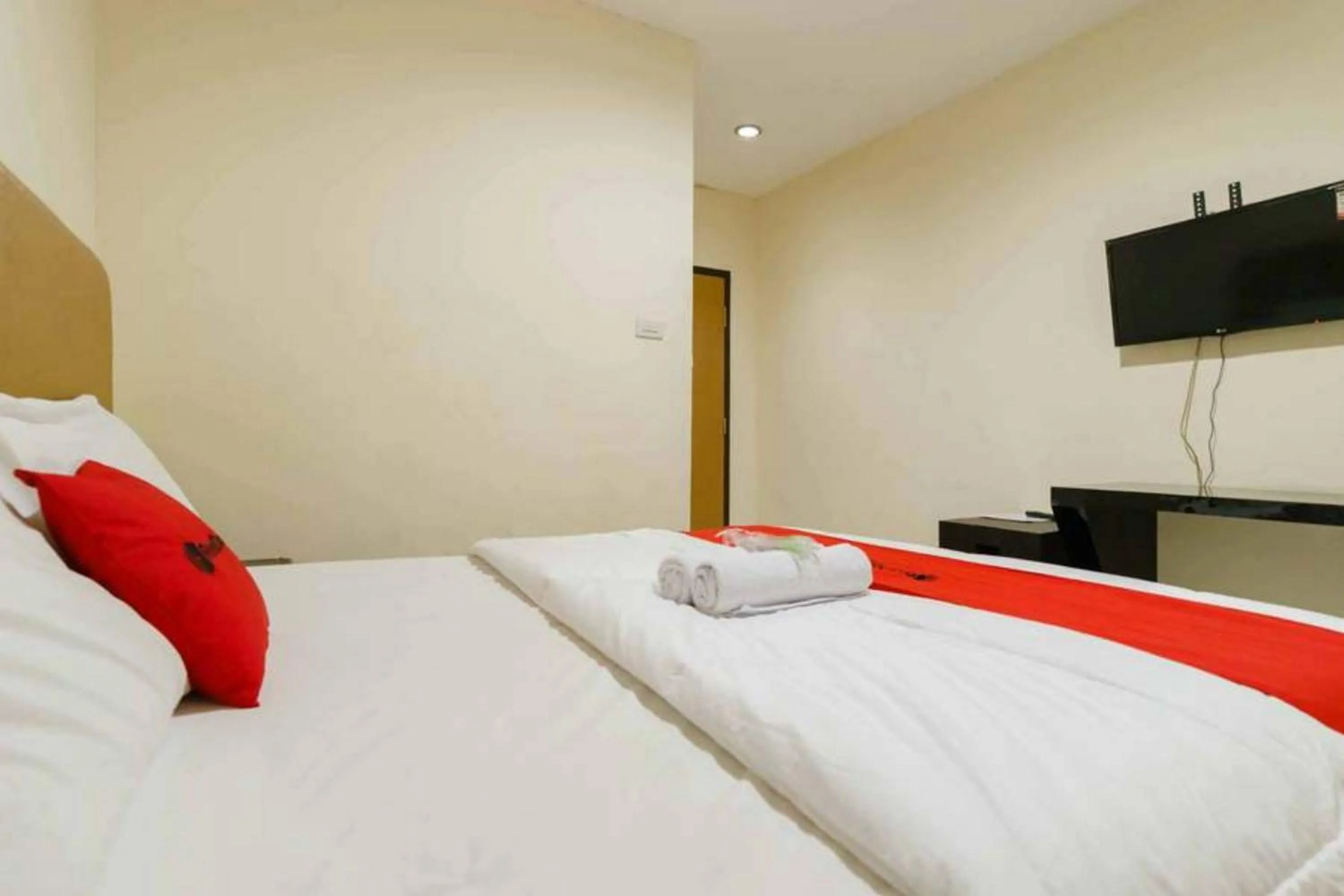 Photo of the whole room, Bed in RedDoorz at Dwipa Wisata Hotel Lampung