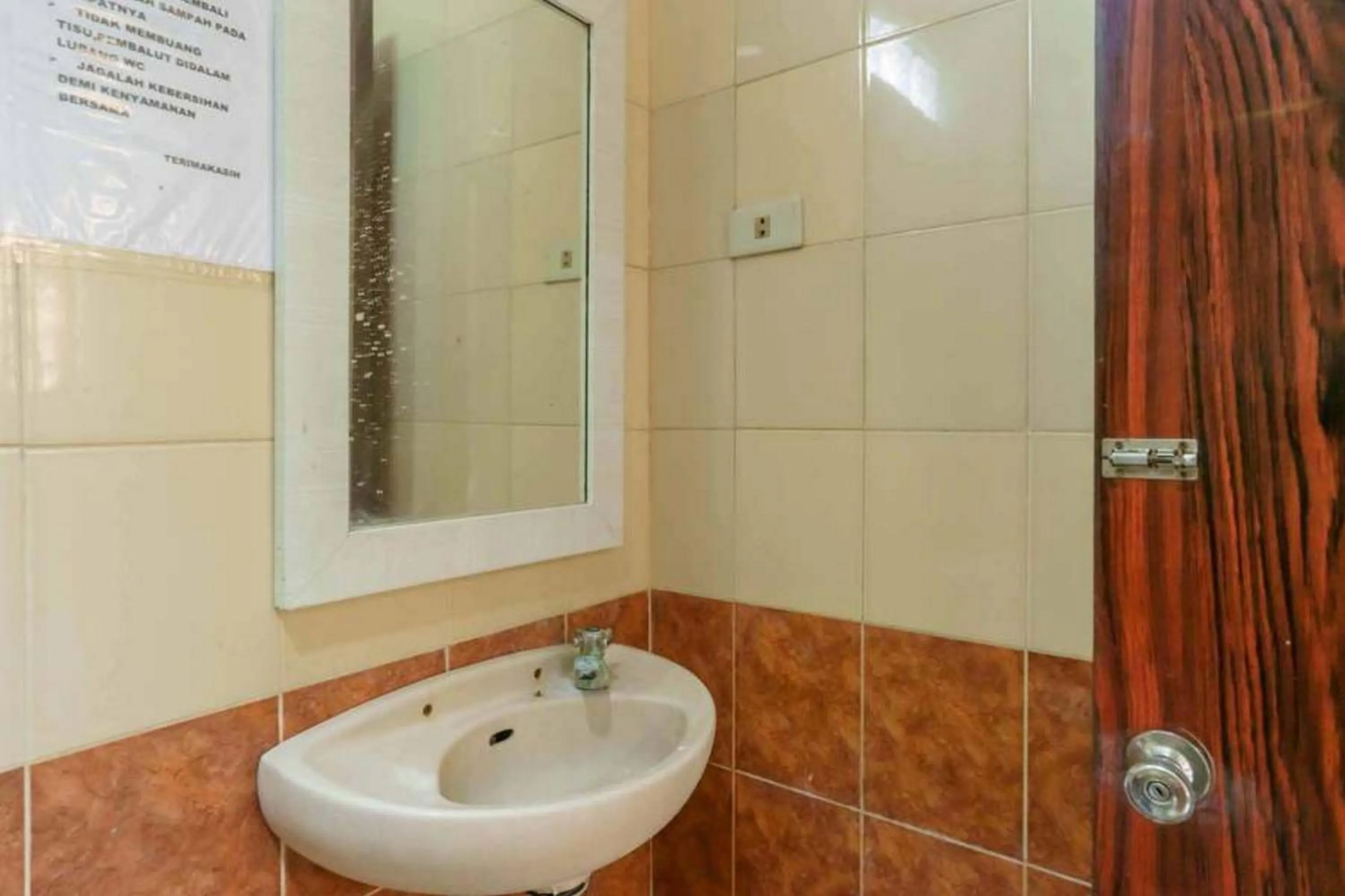 Bathroom in RedDoorz at Dwipa Wisata Hotel Lampung