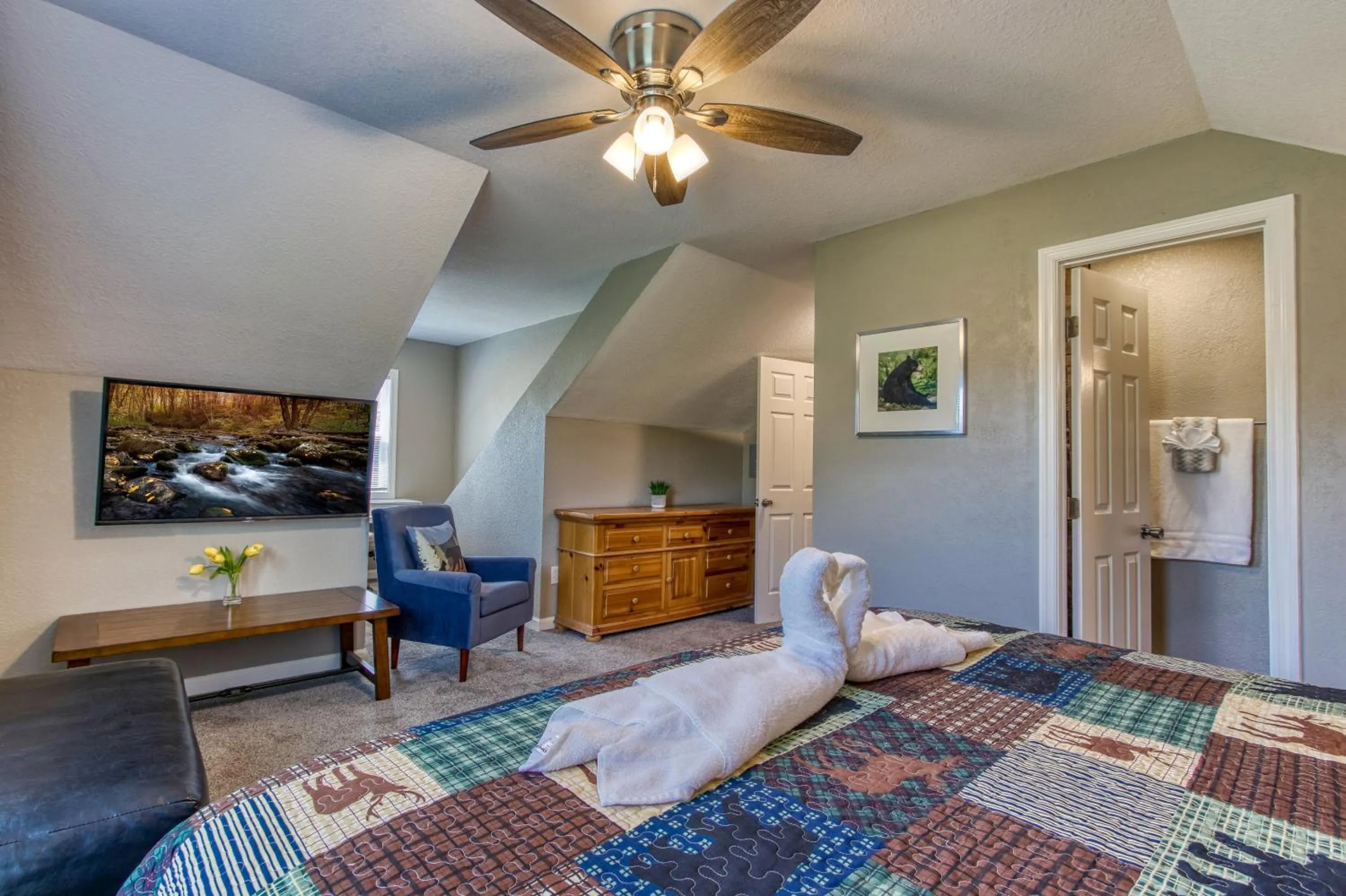 TV and multimedia, Bed in Rustic River Lodge by HoneyBearCabins 7BR 6BA sleeps 21