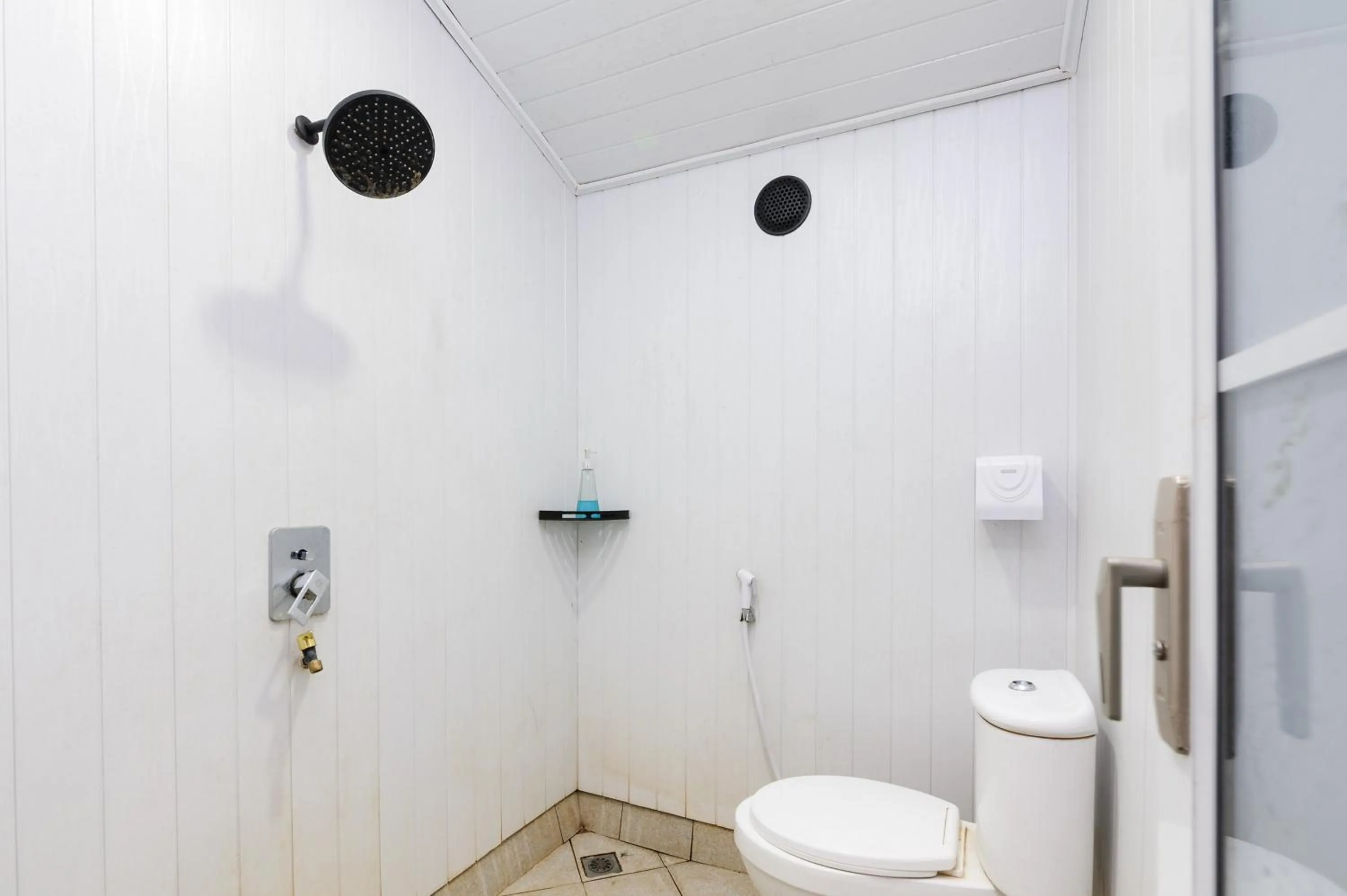 Bathroom in Urbanview Hotel Cianjur City Park by RedDoorz