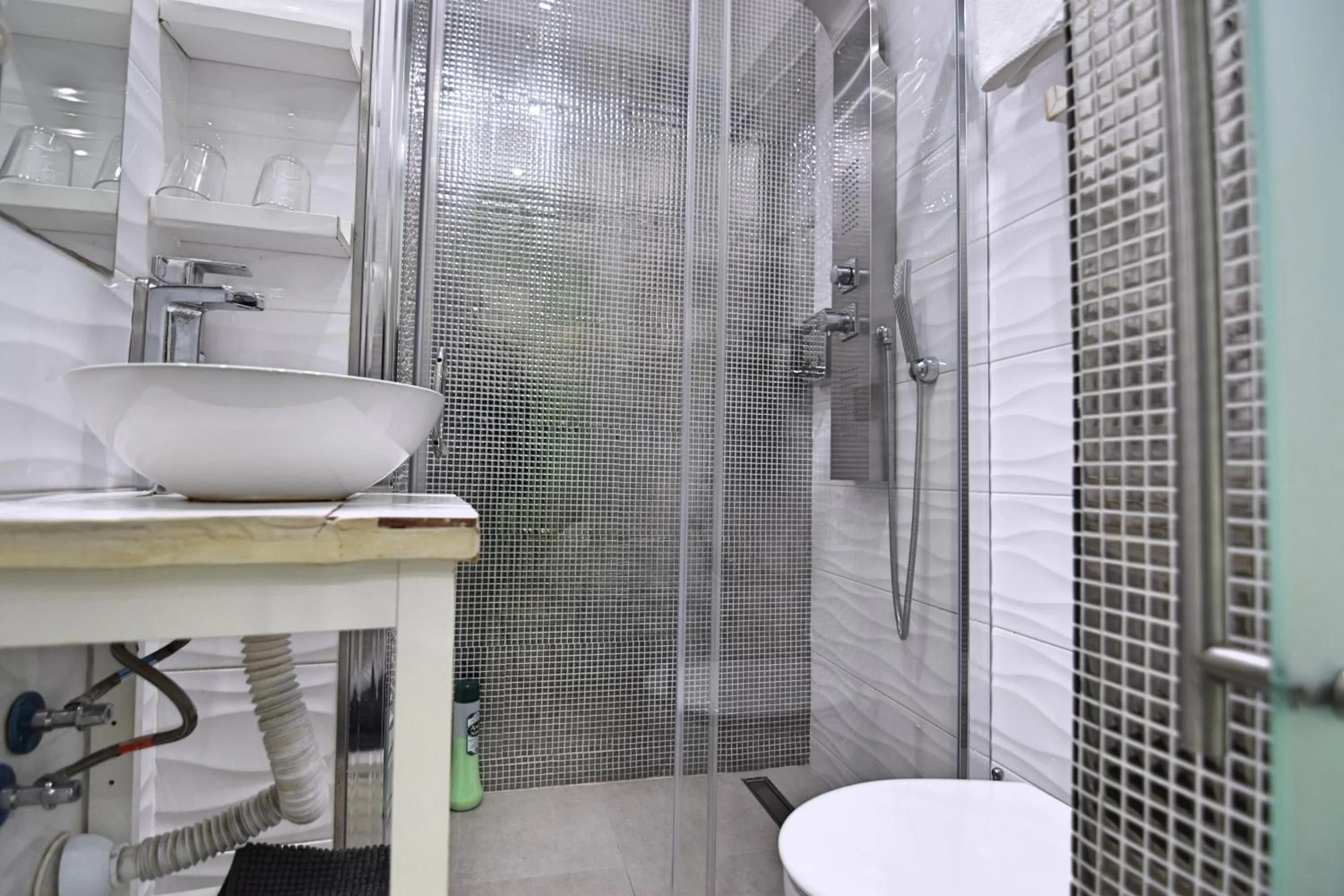 Shower in Apartamentos Marques De La Merced