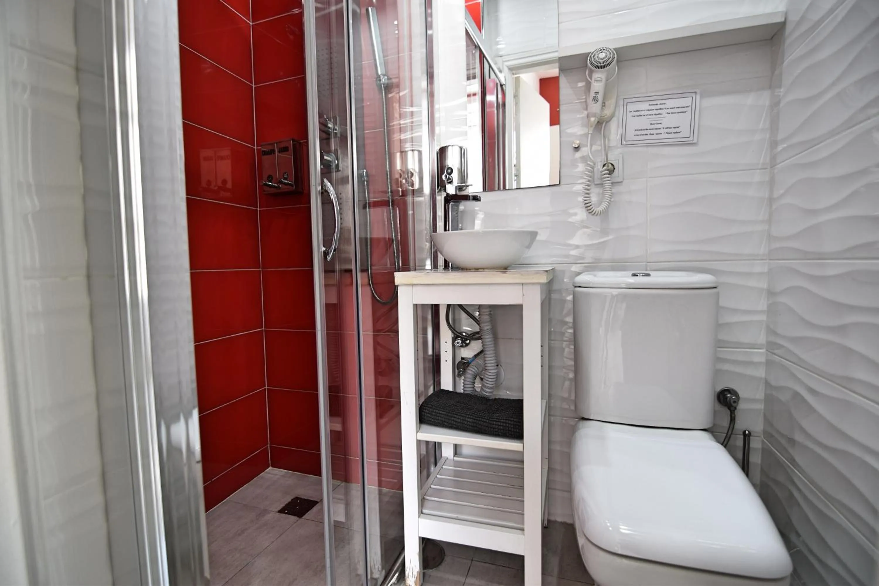 Shower in Apartamentos Marques De La Merced