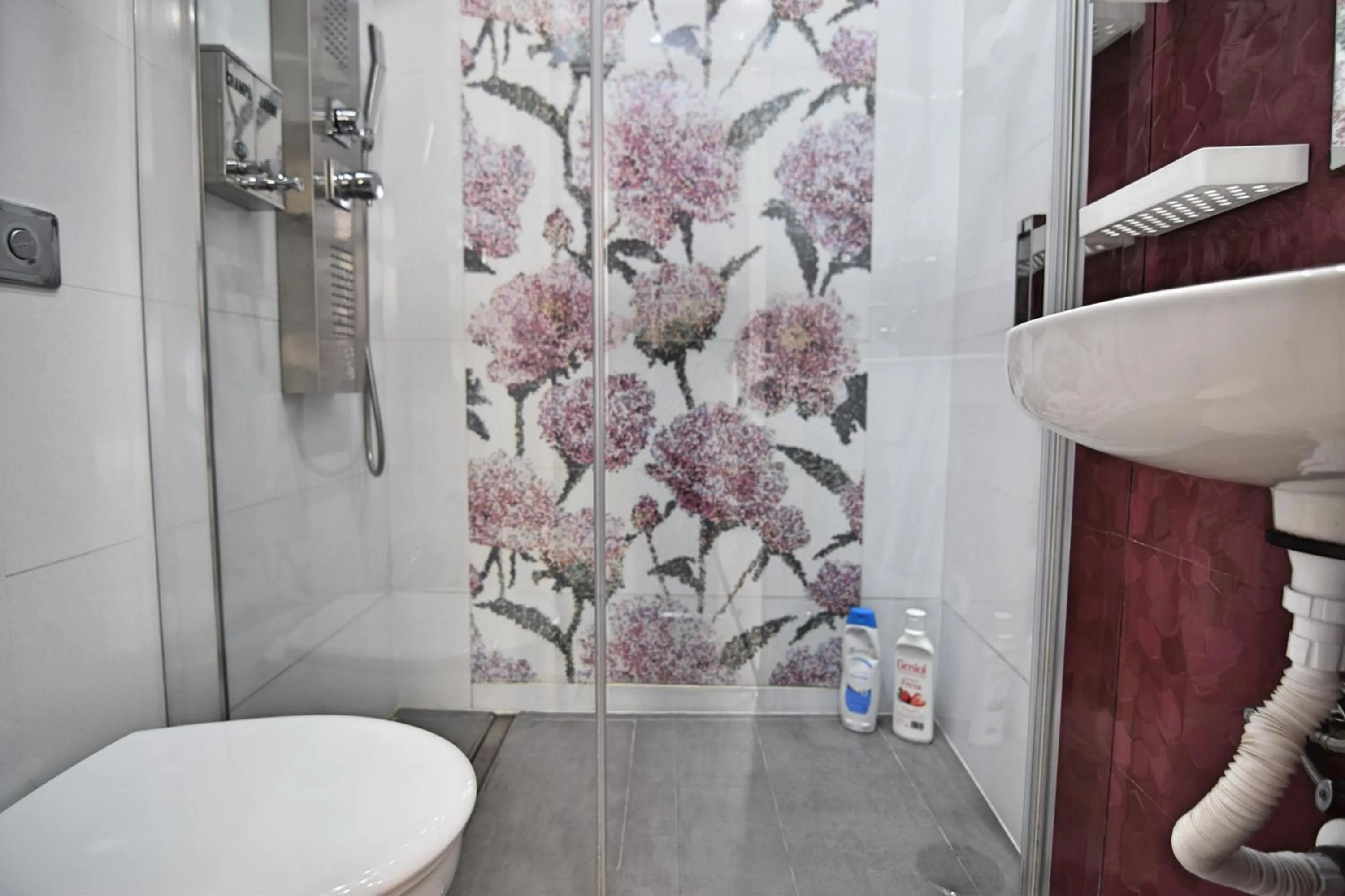 Shower in Apartamentos Marques De La Merced
