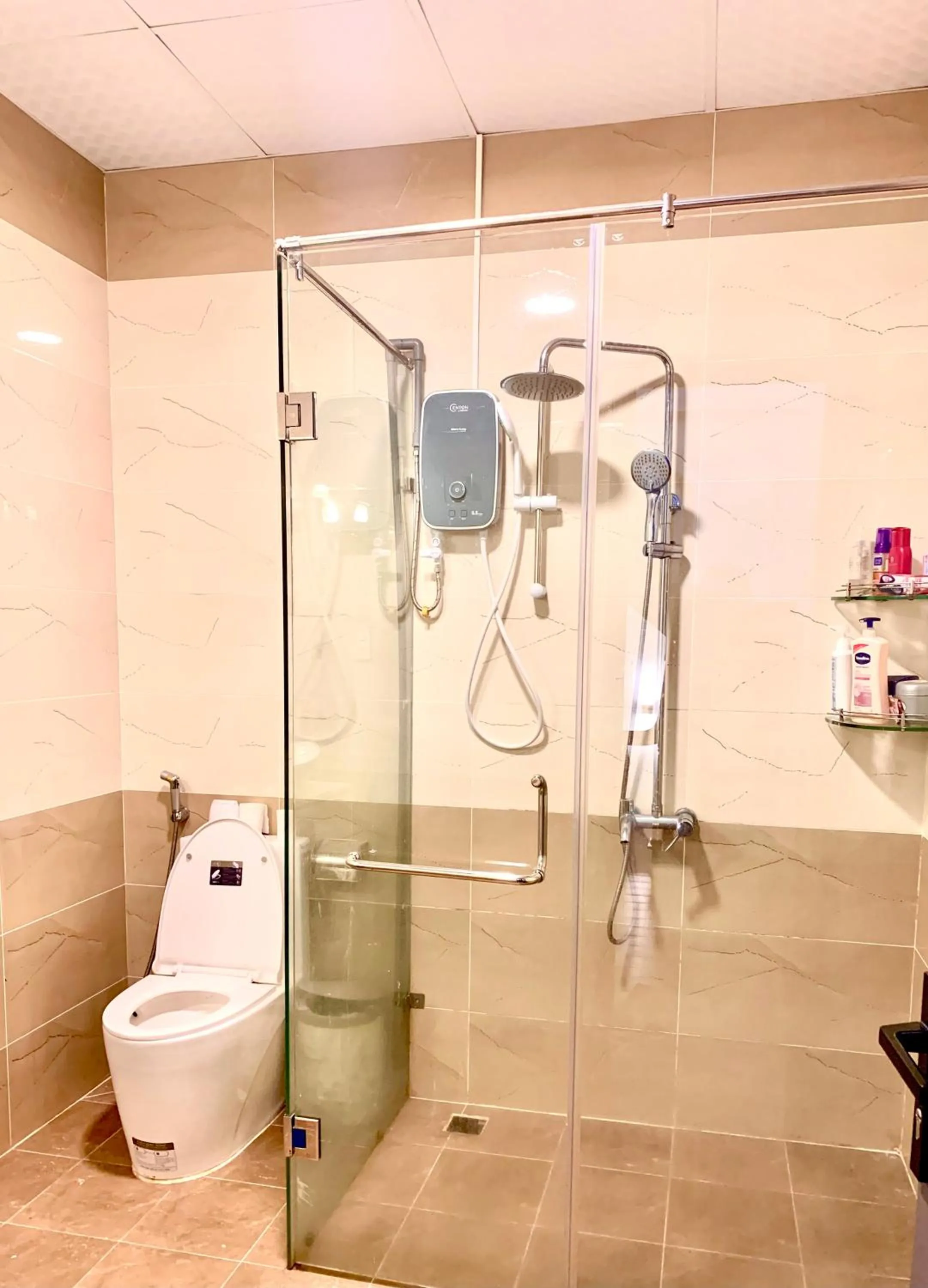 Shower in Family Homestay Dalat Casa