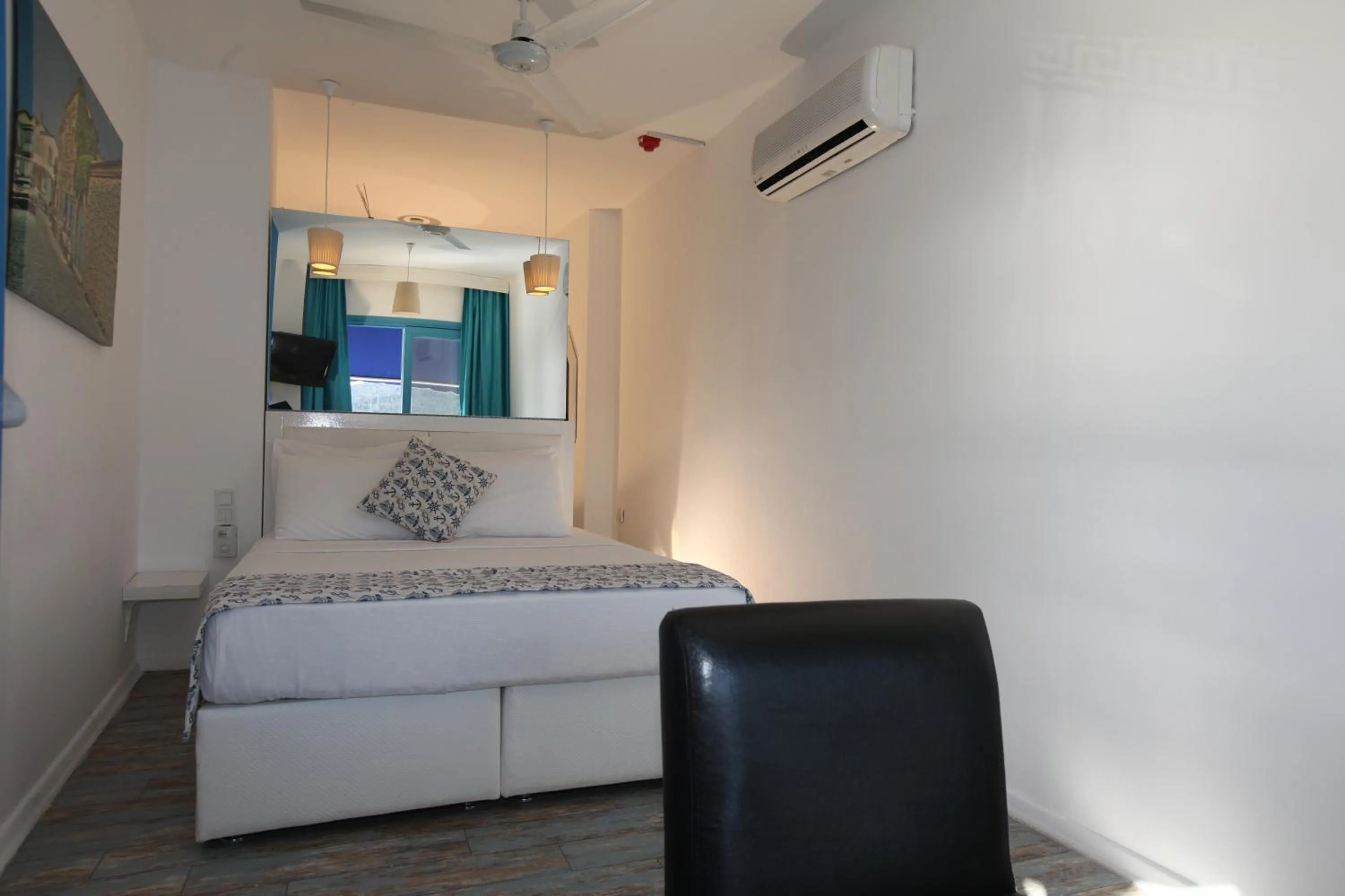 Photo of the whole room in Larimar Hotel Cesme