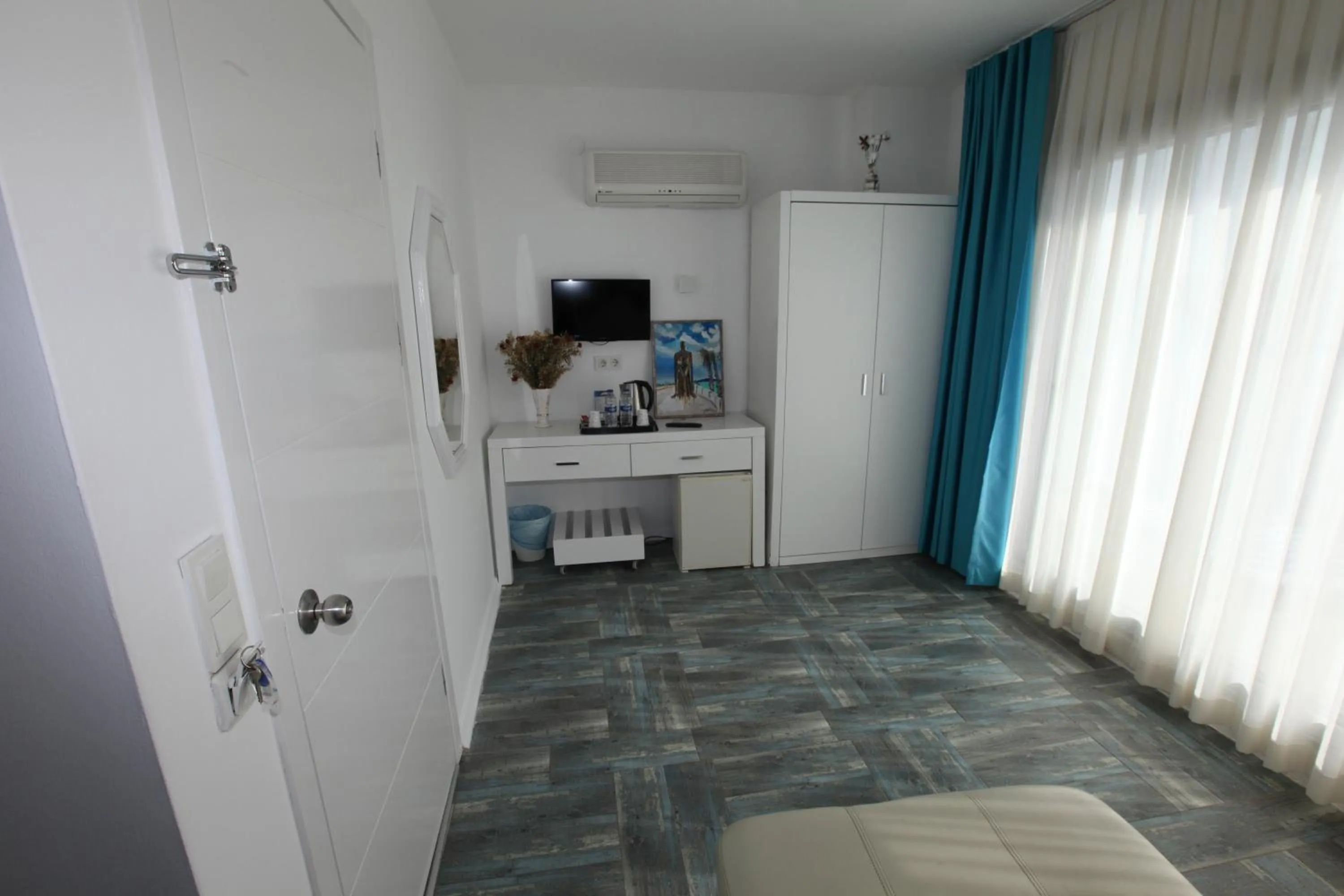 Photo of the whole room in Larimar Hotel Cesme