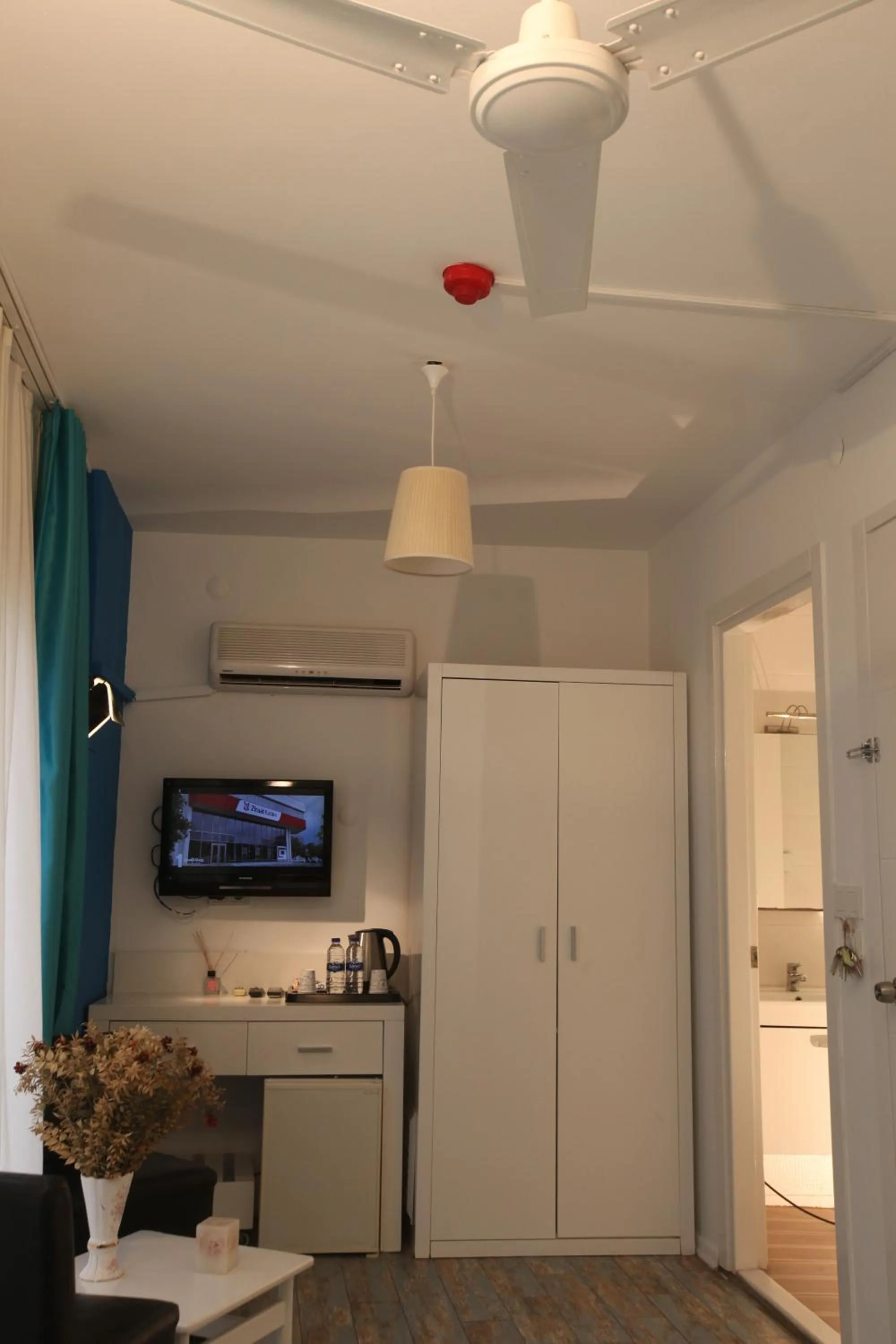 Photo of the whole room in Larimar Hotel Cesme