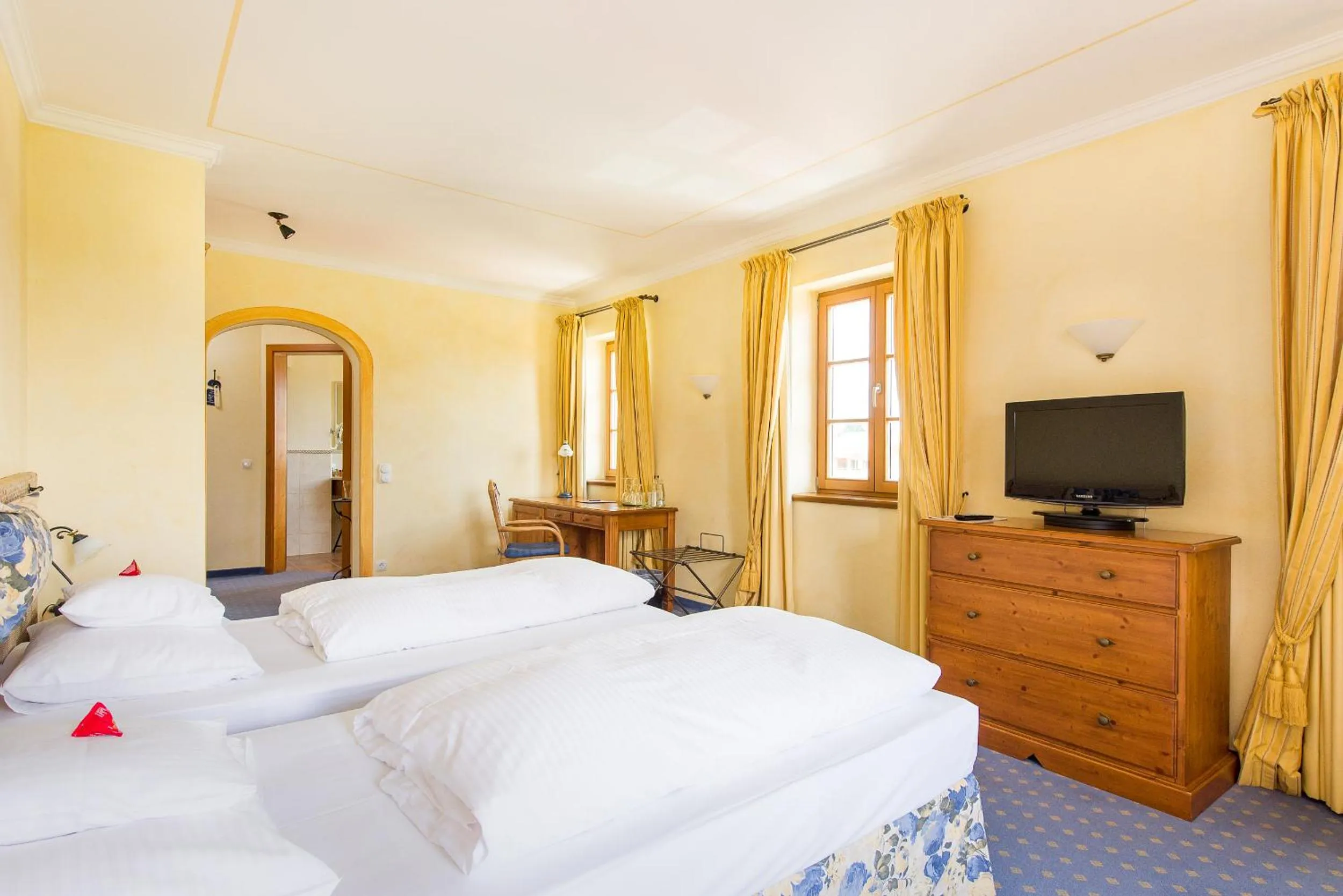 Photo of the whole room, Bed in Hotel und Landgasthof Altwirt