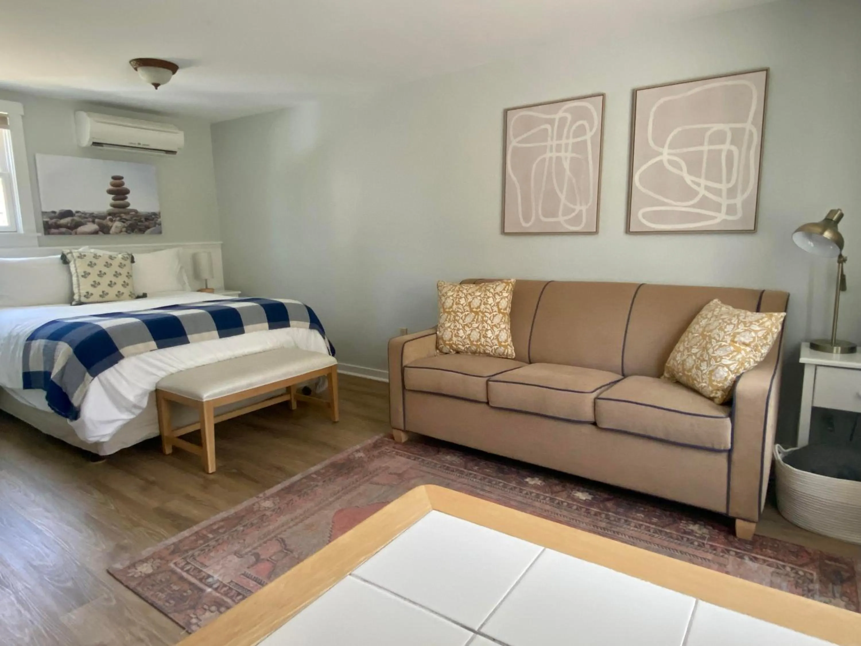 Photo of the whole room in Hanscom's Motel & Cottages