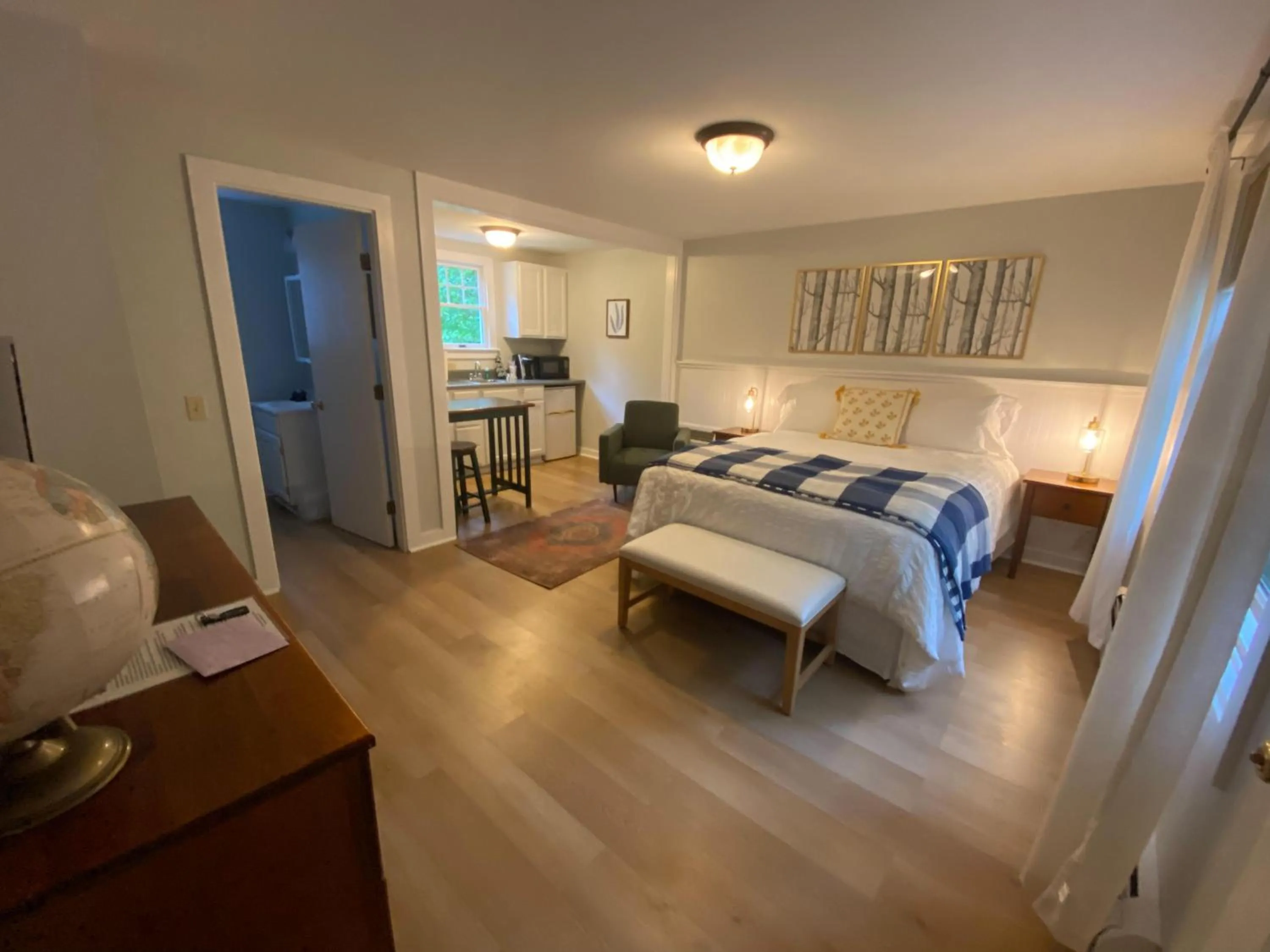 Photo of the whole room, Bed in Hanscom's Motel & Cottages
