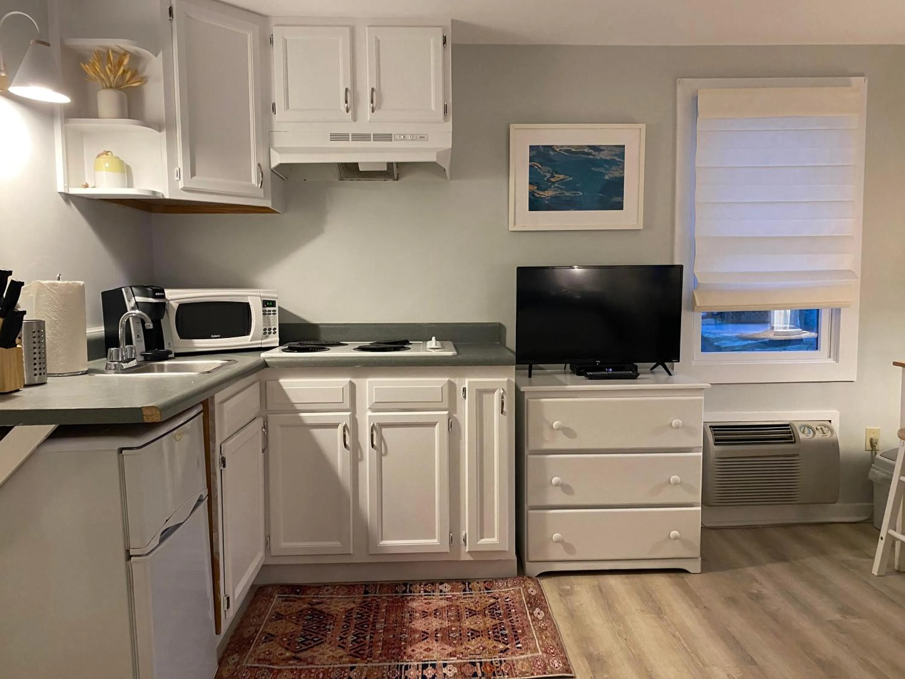 Kitchen or kitchenette in Hanscom's Motel & Cottages