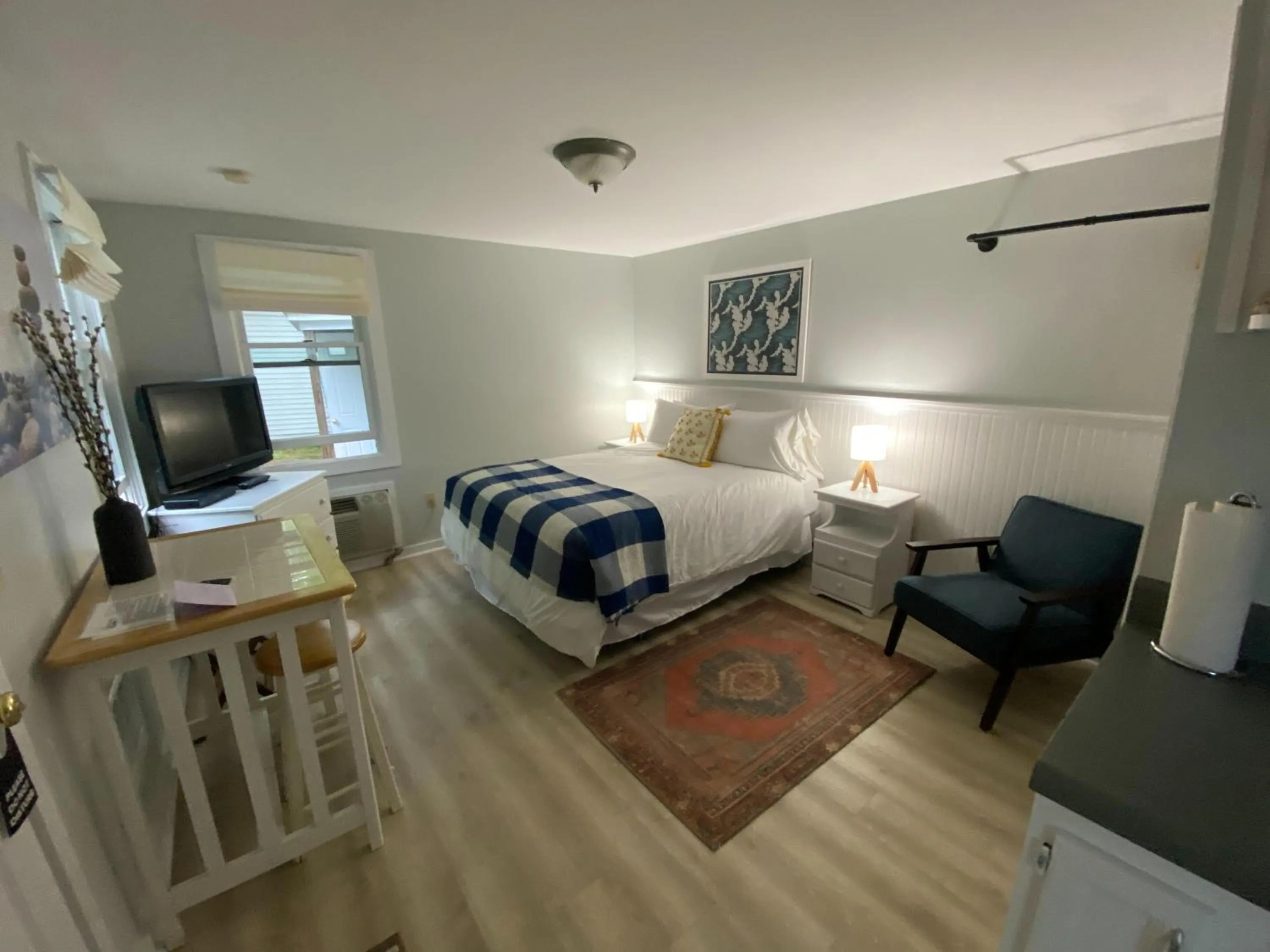 Photo of the whole room, Bed in Hanscom's Motel & Cottages