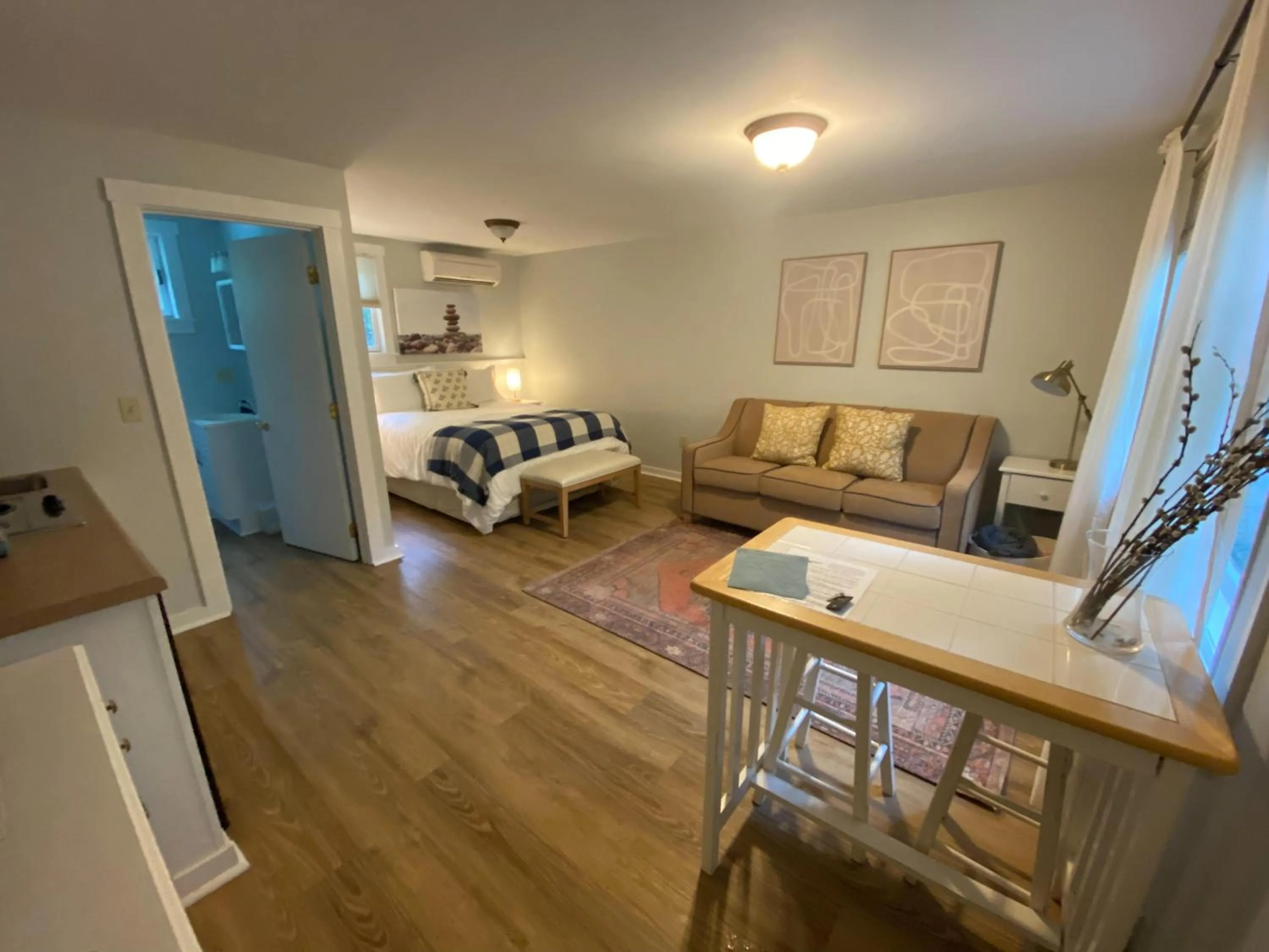 Photo of the whole room in Hanscom's Motel & Cottages