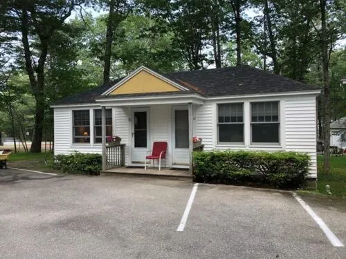 Property building in Hanscom's Motel & Cottages