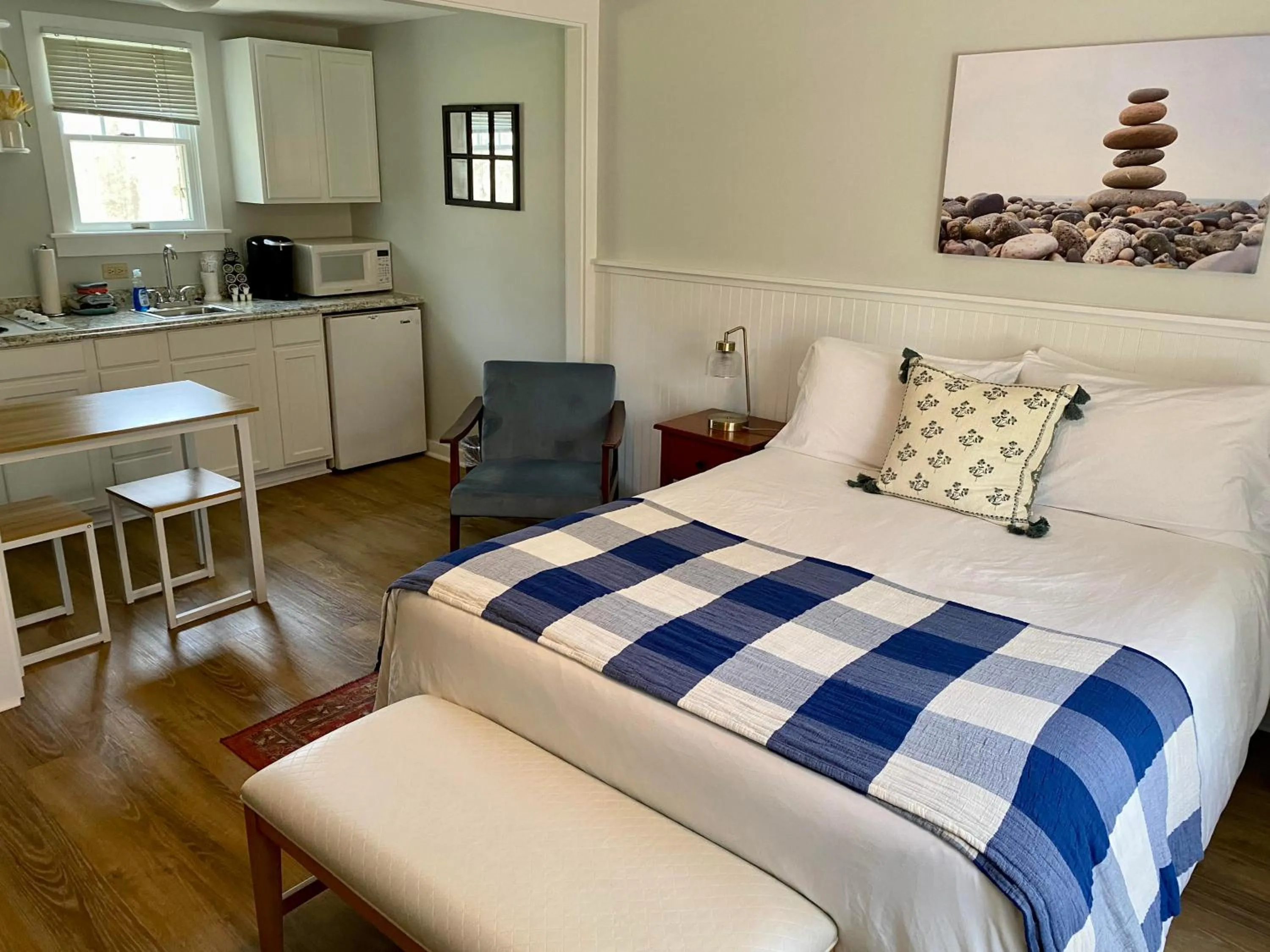 Bed in Hanscom's Motel & Cottages